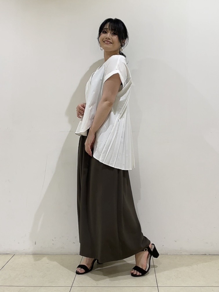 watanabeさんの「UNTITLED｜【吸水速乾/接触冷感】バックプリーツデザインブラウス」を使ったコーディネート