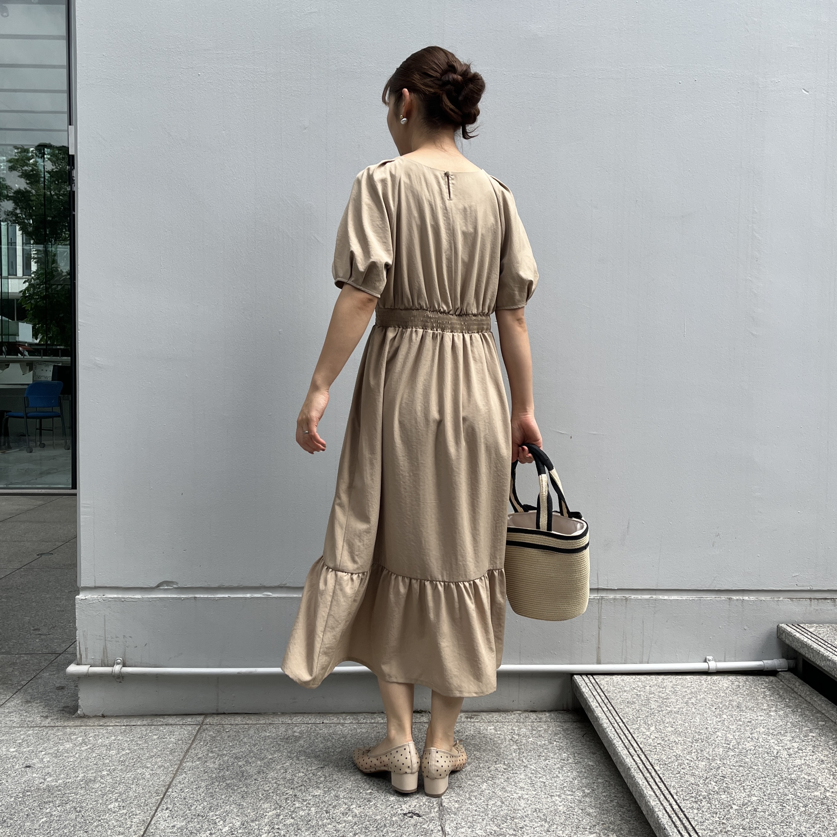 makiさんの「Couture brooch｜【体型カバー・洗濯機可】ウエストシャーリング Vネックワンピース」を使ったコーディネート