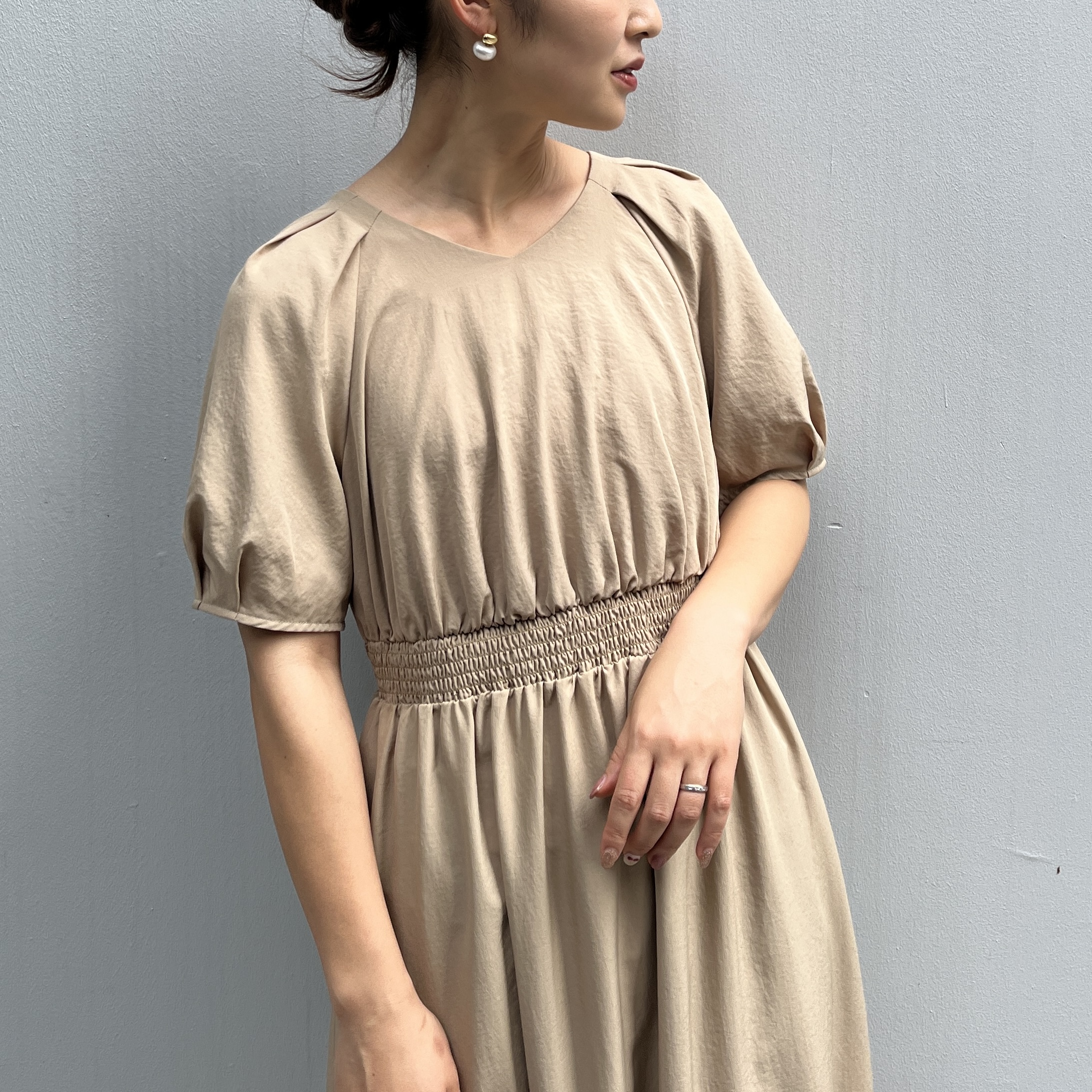 makiさんの「Couture brooch｜【体型カバー・洗濯機可】ウエストシャーリング Vネックワンピース」を使ったコーディネート