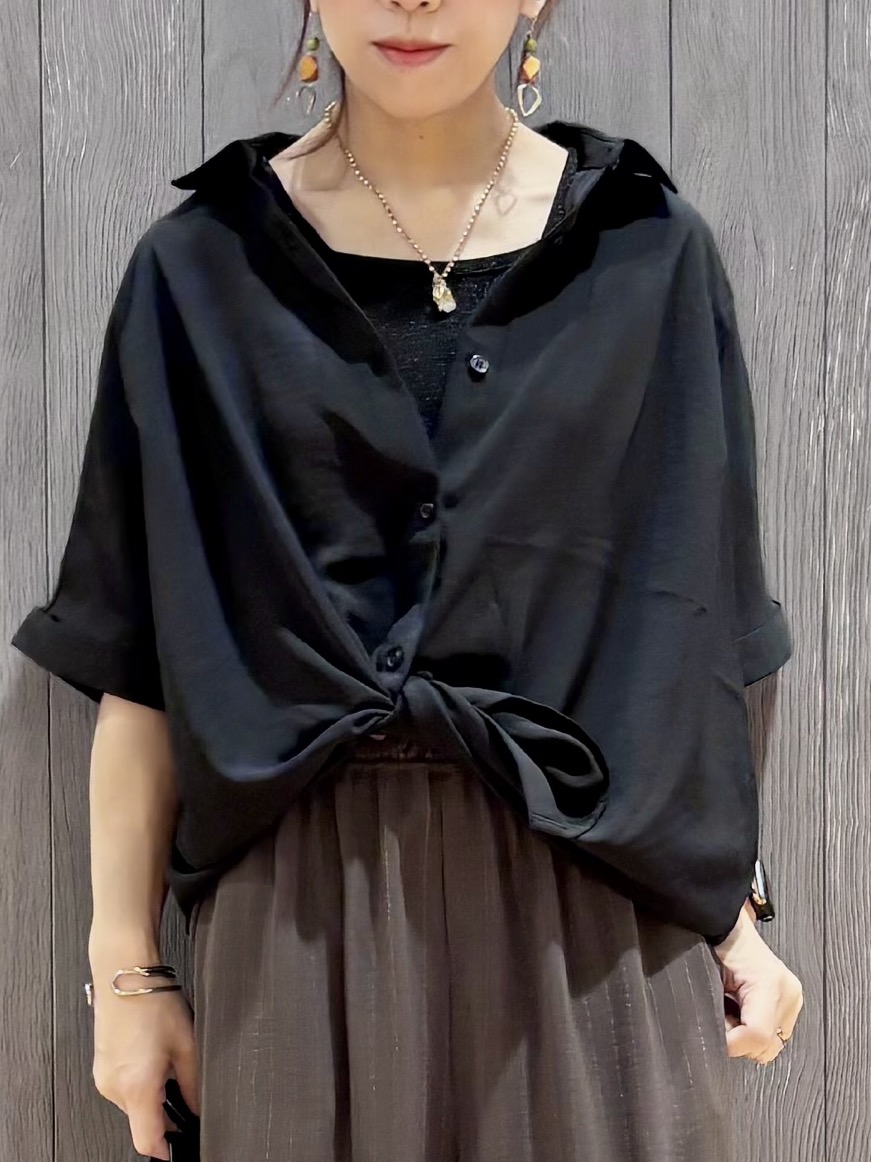 meiさんの「SHOO･LA･RUE｜【洗濯後しわになりにくい/体型カバー】二の腕も隠せる　お袖ロールアップ半袖シャツ」を使ったコーディネート