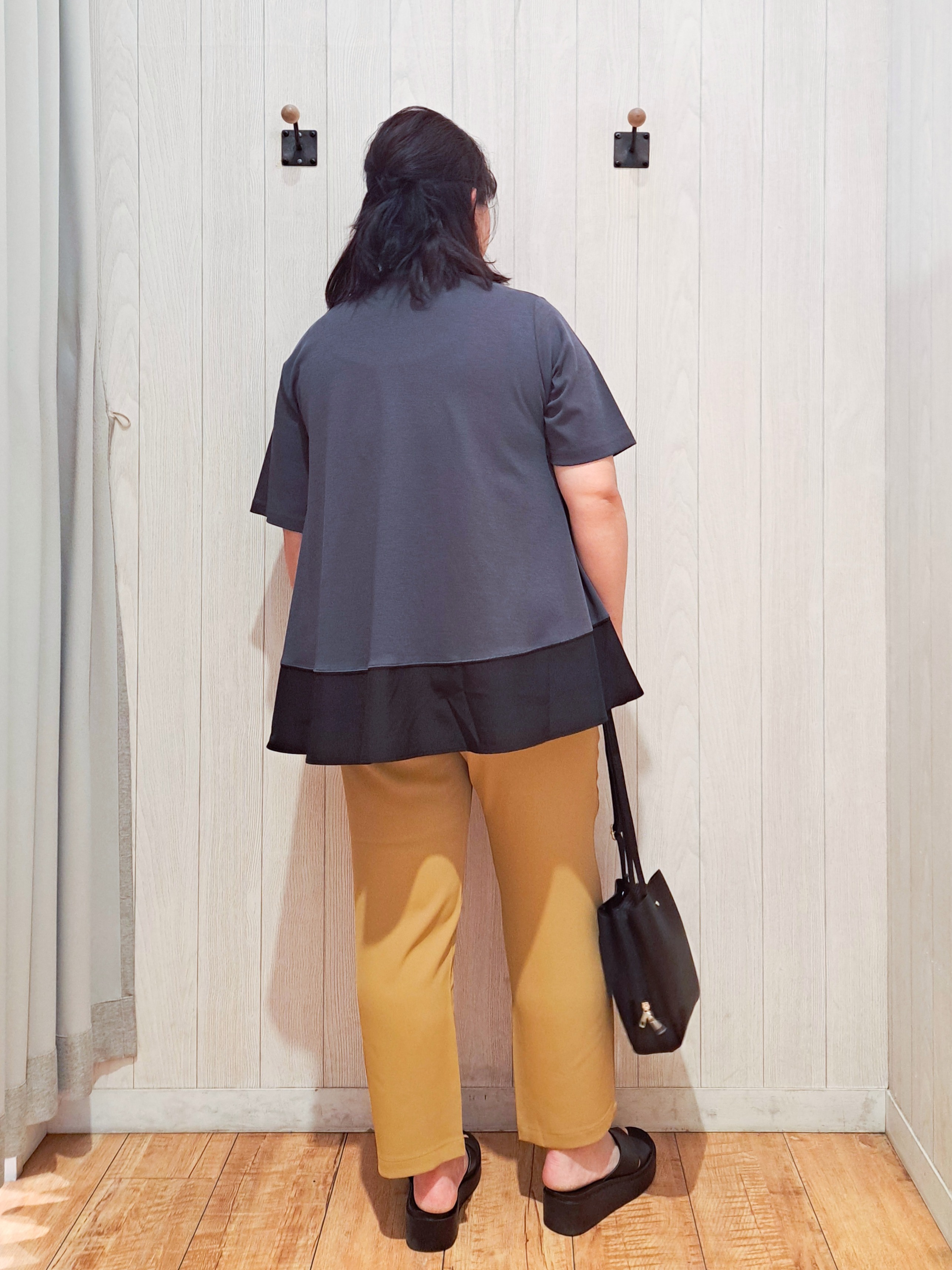 kotomiさんの「SHOO･LA･RUE｜【UV/抗菌防臭/洗濯機可】体型カバーも叶う 裾切り替えAライントップス」を使ったコーディネート