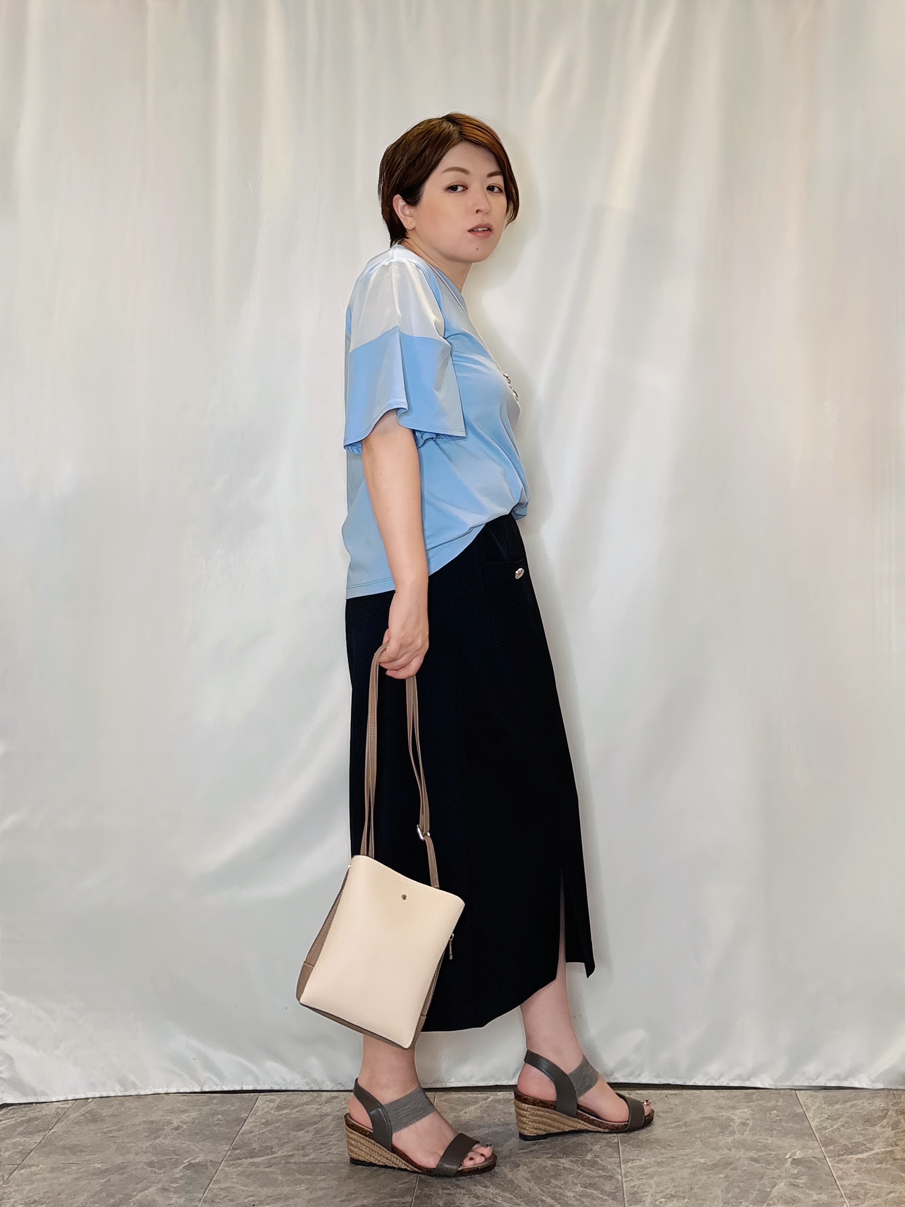たみさんの「SHOO･LA･RUE｜【S-LL/洗濯機可/体型カバー】フレアスリーブで二の腕を自然に隠せる 浅VネックTシャツ」を使ったコーディネート