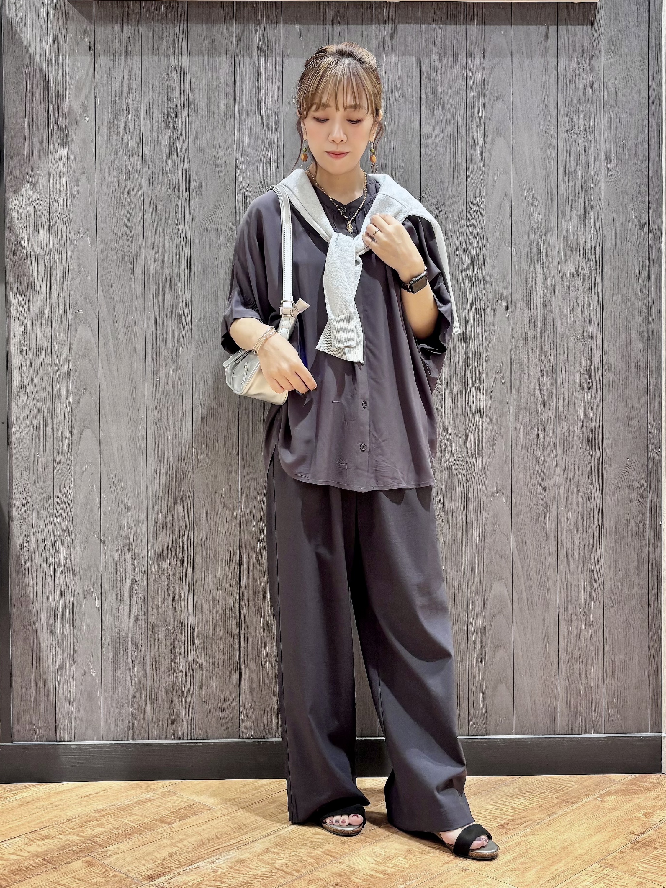 meiさんの「SHOO･LA･RUE｜【通気性〇/洗濯機可/S-LL】シアーラメカーディガン」を使ったコーディネート