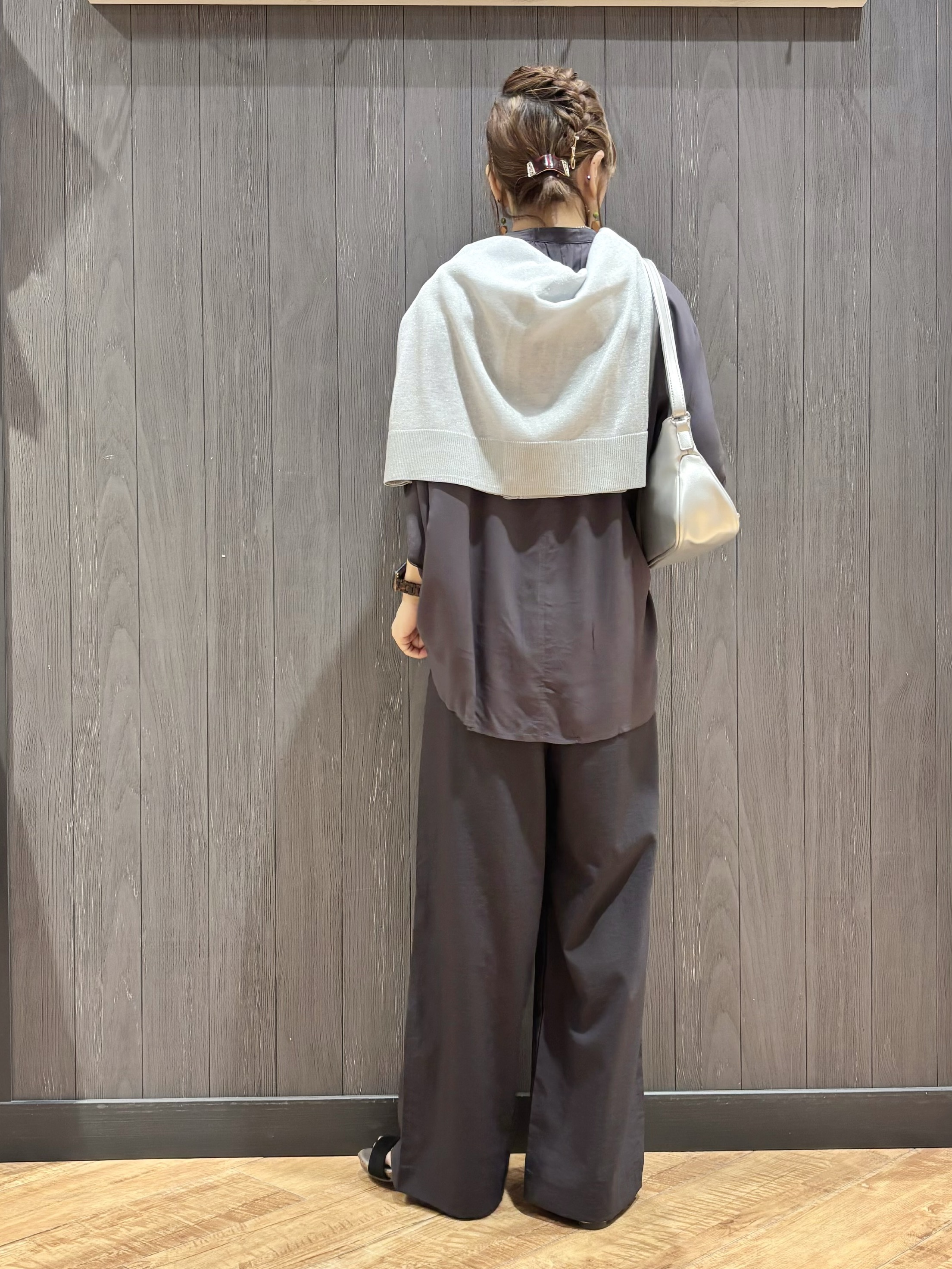 meiさんの「SHOO･LA･RUE｜【通気性〇/洗濯機可/S-LL】シアーラメカーディガン」を使ったコーディネート