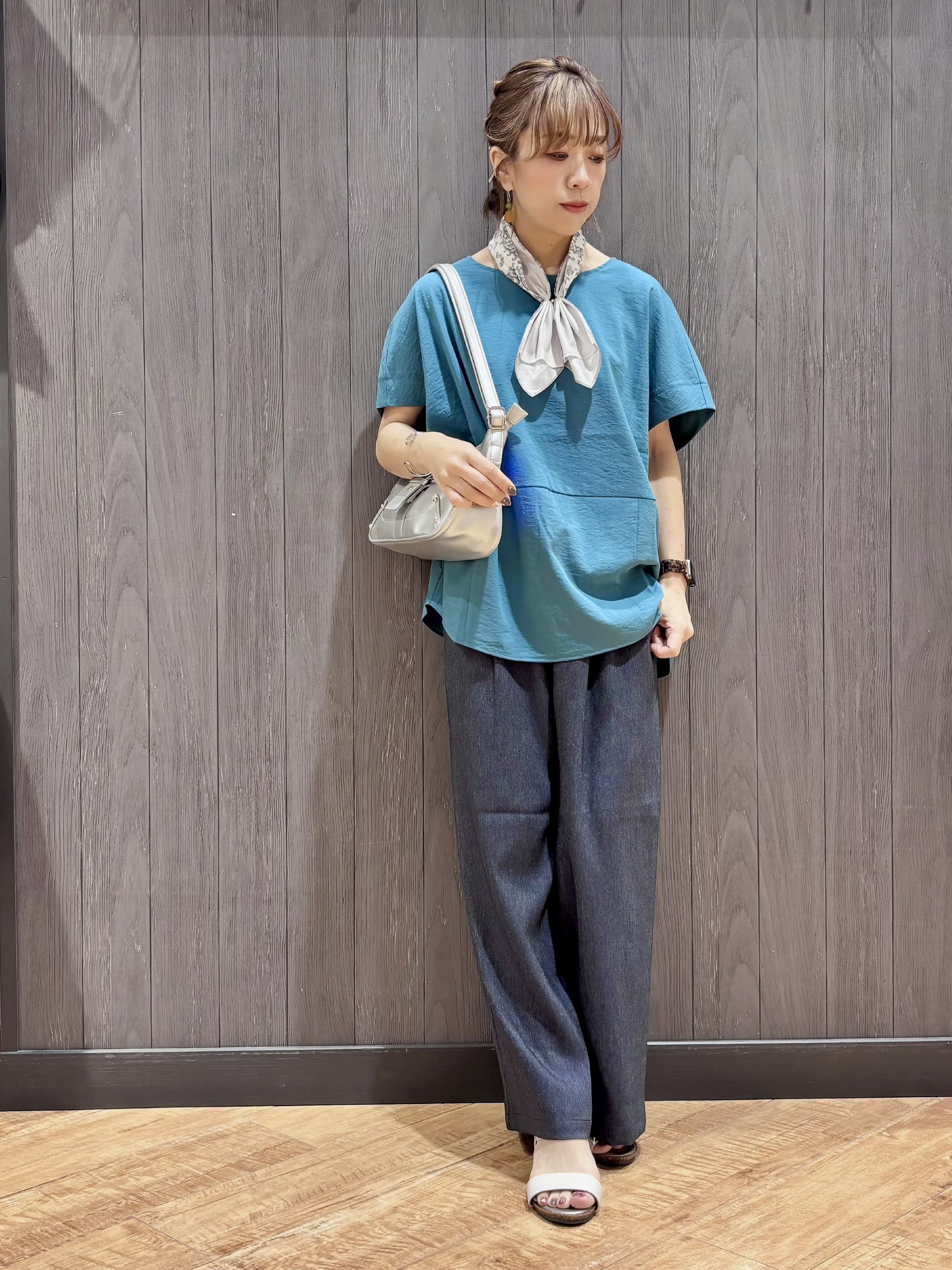 meiさんの「SHOO･LA･RUE｜【洗濯機可/セットアップ可】軽凛(かろりん) シンプル上品 切替コクーントップス」を使ったコーディネート