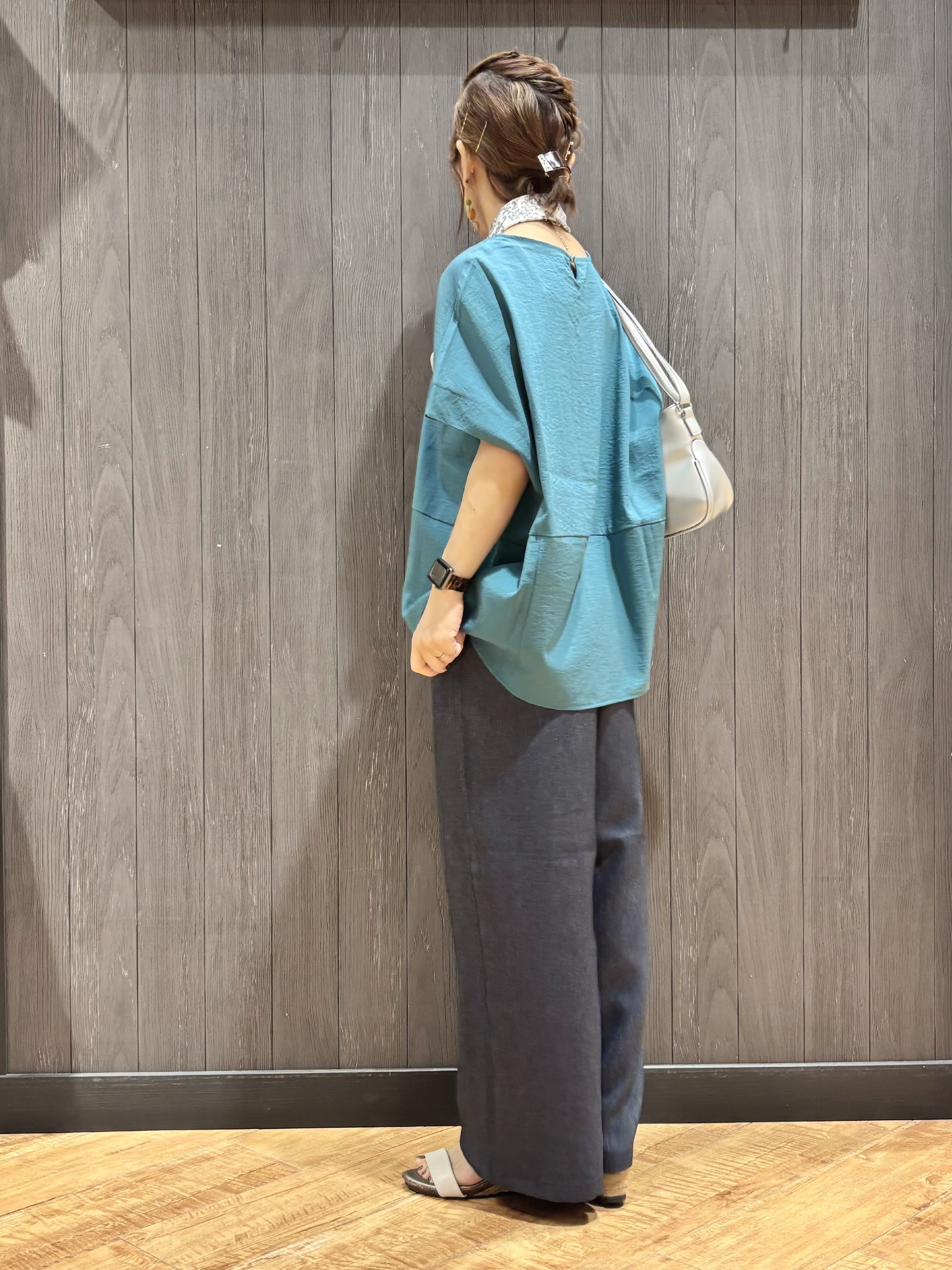 meiさんの「SHOO･LA･RUE｜【洗濯機可/セットアップ可】軽凛(かろりん) シンプル上品 切替コクーントップス」を使ったコーディネート