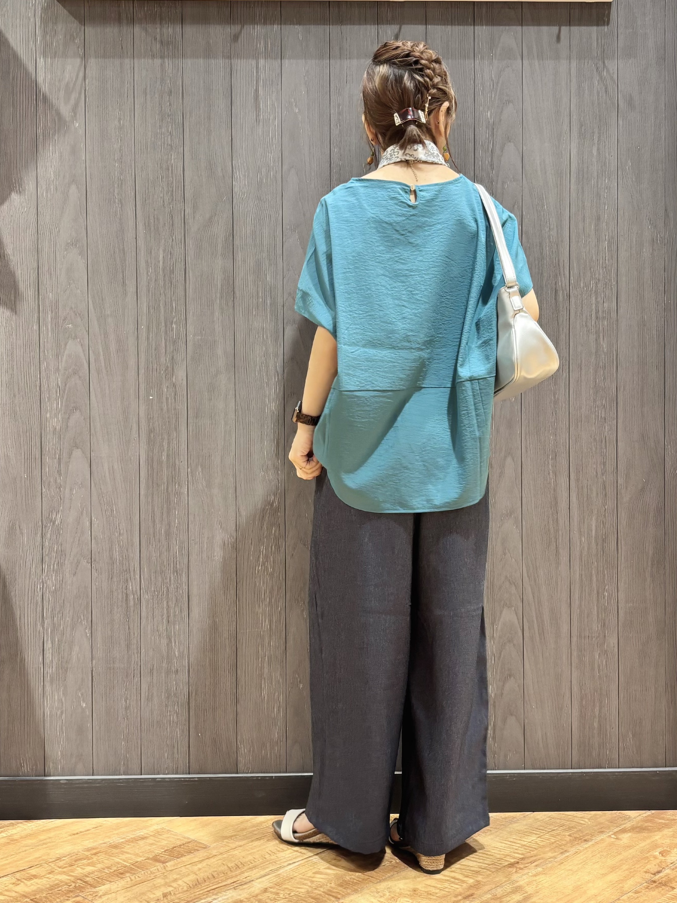 meiさんの「SHOO･LA･RUE｜【洗濯機可/セットアップ可】軽凛(かろりん) シンプル上品 切替コクーントップス」を使ったコーディネート