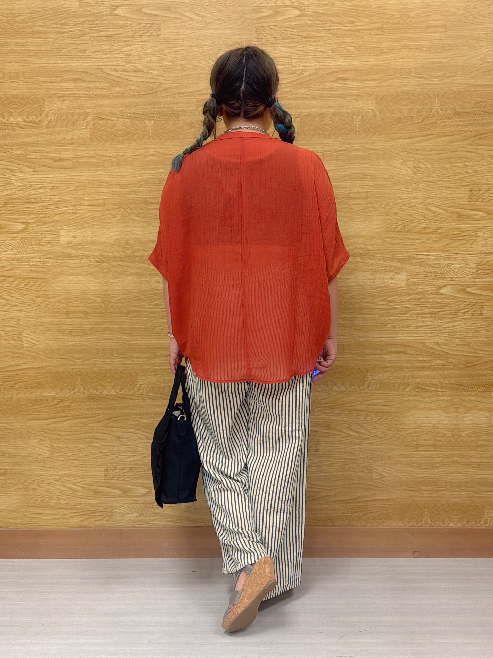 ぁむさんの「SHOO･LA･RUE｜【洗濯機可/選べる6色】程よいシアー感が涼し気 ゆったりワッシャードルマンブラウス」を使ったコーディネート
