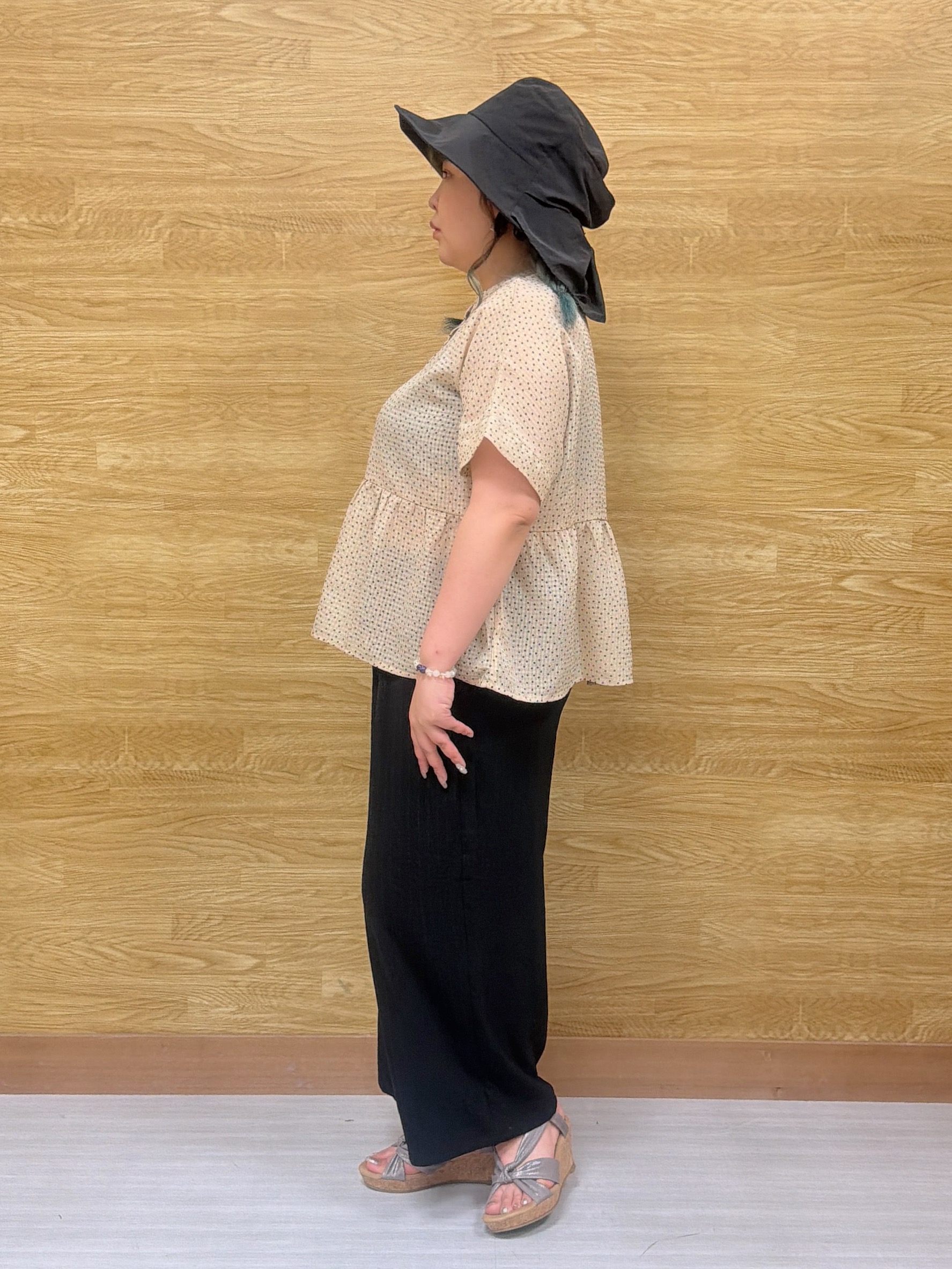 ぁむさんの「SHOO･LA･RUE｜【体型カバー/洗濯機可】二の腕とお腹周りが隠せる シアーペプラムブラウス」を使ったコーディネート