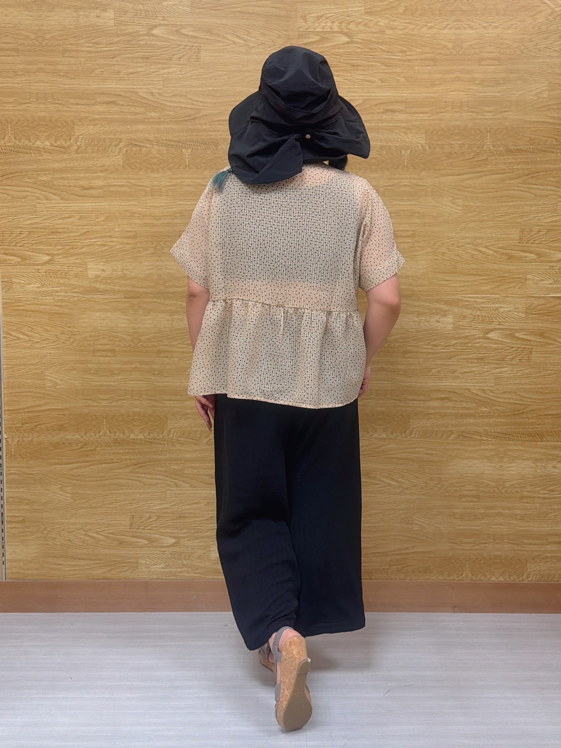 ぁむさんの「SHOO･LA･RUE｜【体型カバー/洗濯機可】二の腕とお腹周りが隠せる シアーペプラムブラウス」を使ったコーディネート
