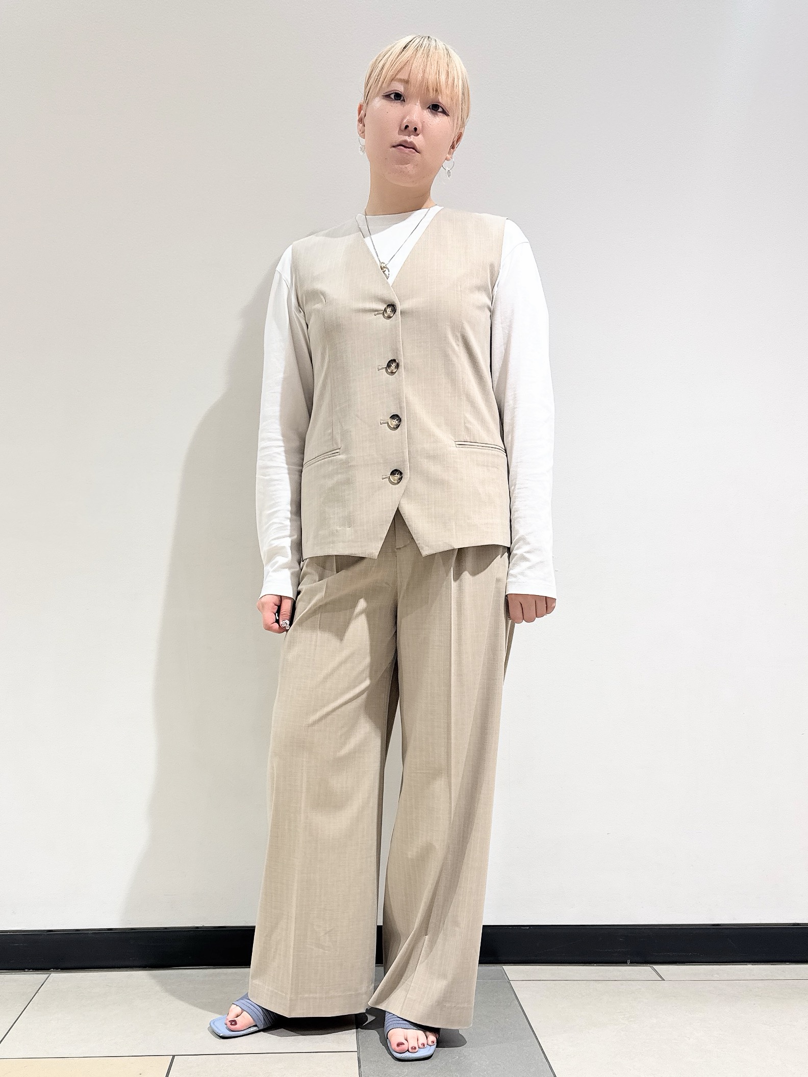 なかもとあきさんの「DRESSTERIOR｜【接触冷感/UVカット/抗菌防臭/しわ防止】クールデオドラント ロングTシャツ」を使ったコーディネート