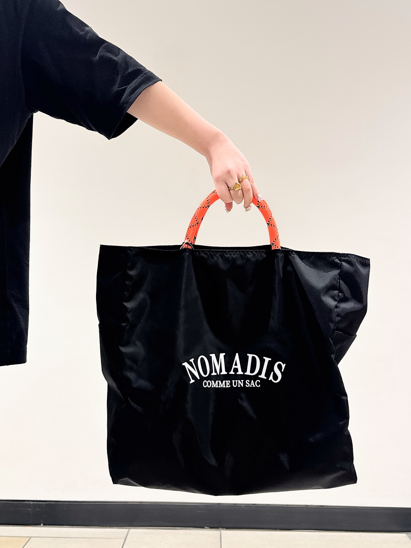 なかもとあきさんの「DRESSTERIOR｜NOMADIS（ノマディス）SAC2／16 ビッグトートバッグ」を使ったコーディネート