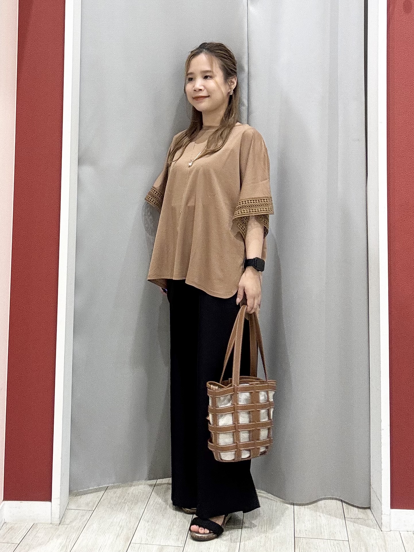 shioさんの「SHOO･LA･RUE｜【UV/洗濯機可/体型カバー】ヒップ周りが隠せる お袖レースTシャツ」を使ったコーディネート