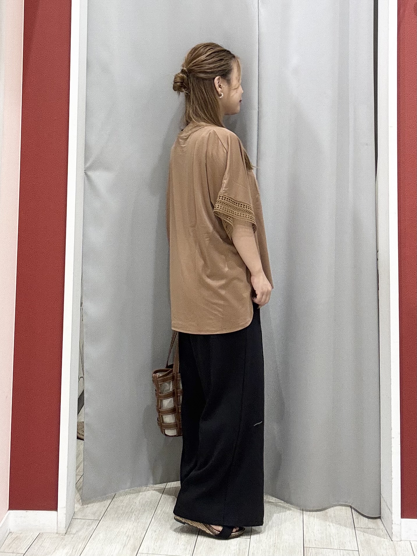 shioさんの「SHOO･LA･RUE｜【UV/洗濯機可/体型カバー】ヒップ周りが隠せる お袖レースTシャツ」を使ったコーディネート