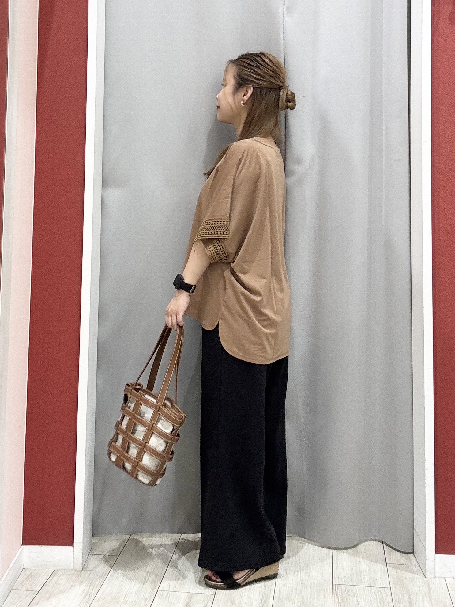 shioさんの「SHOO･LA･RUE｜【UV/洗濯機可/体型カバー】ヒップ周りが隠せる お袖レースTシャツ」を使ったコーディネート