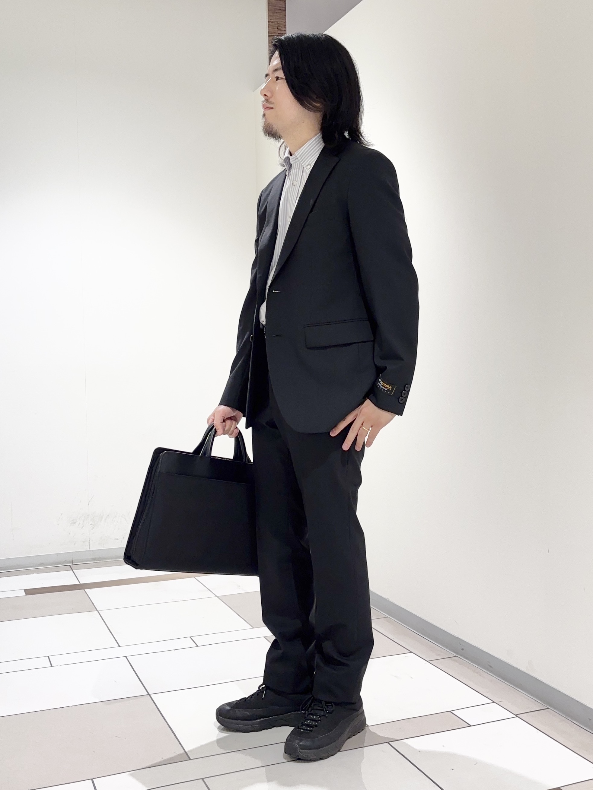 及川さんの「TAKEO KIKUCHI｜【Begin掲載】コーデュラ（R）夏素材ウールトロ　ストレッチスーツ」を使ったコーディネート
