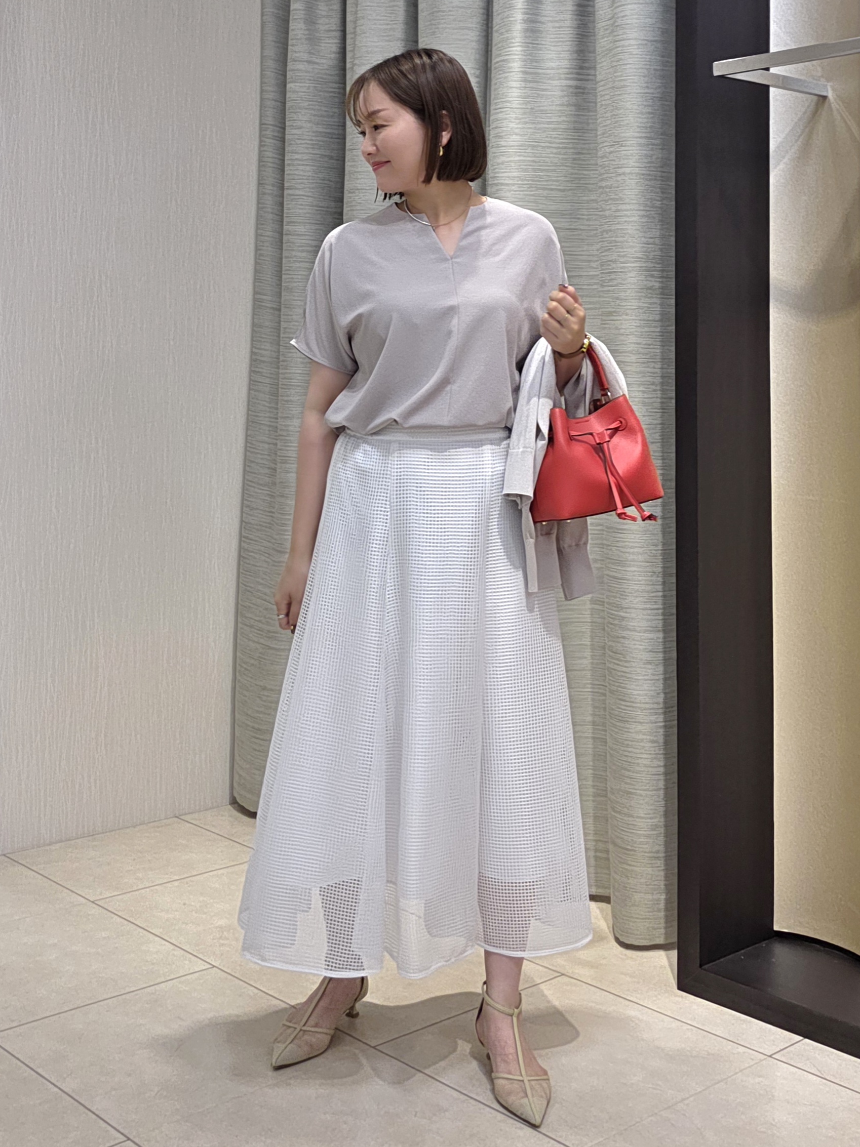 naokoさんの「UNTITLED｜【UV/接触冷感/セットアップ可】リラクシーキーVネックブラウス」を使ったコーディネート