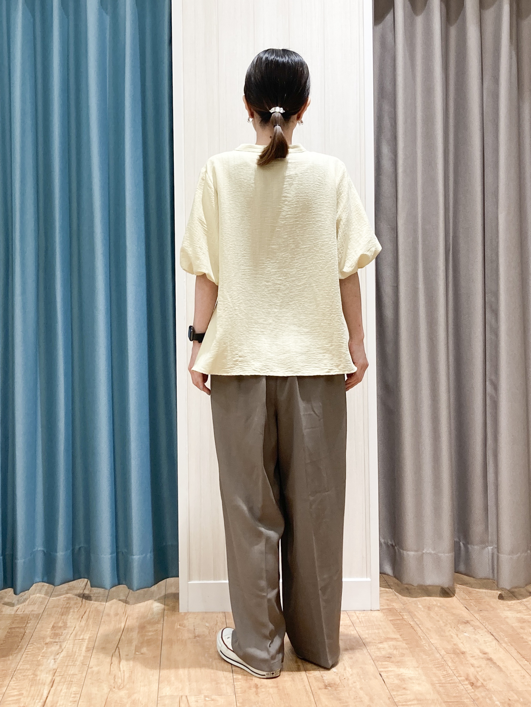 thさんの「SHOO･LA･RUE｜【洗濯機可】バルーンスリーブで二の腕カバー キーネック5分袖ブラウス」を使ったコーディネート