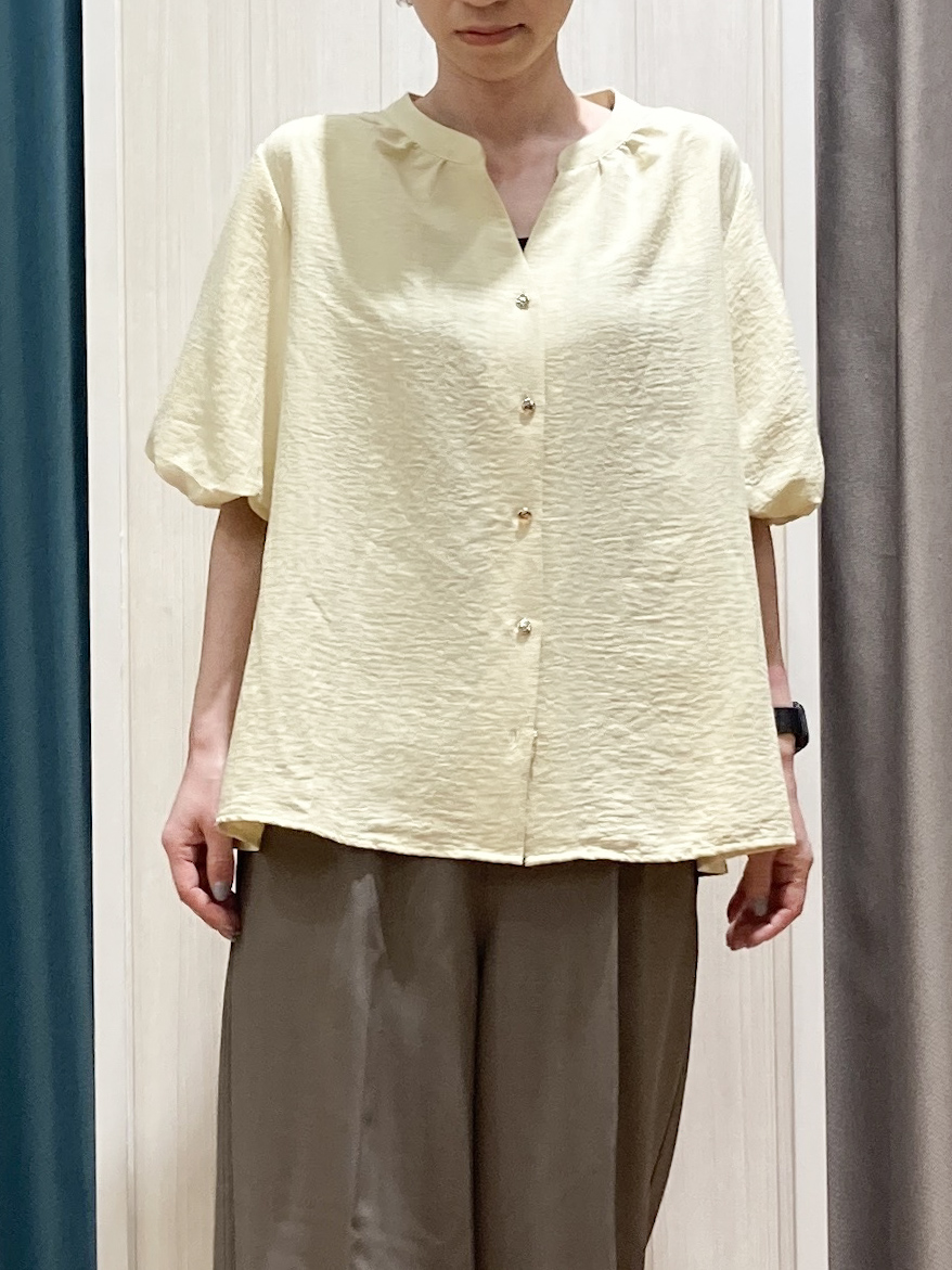 thさんの「SHOO･LA･RUE｜【洗濯機可】バルーンスリーブで二の腕カバー キーネック5分袖ブラウス」を使ったコーディネート