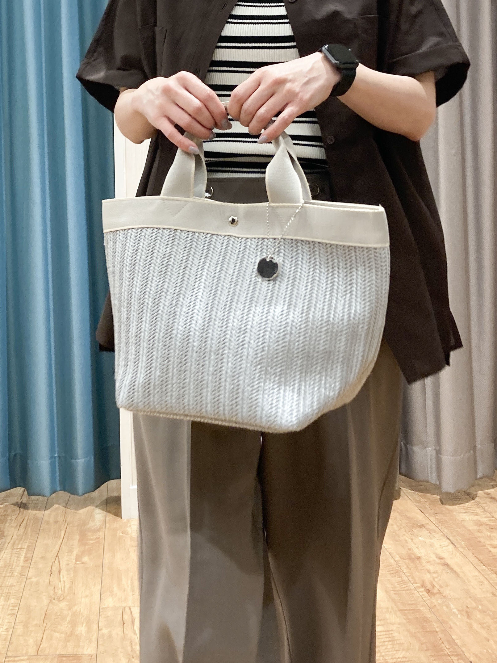 thさんの「SHOO･LA･RUE｜【通気性〇/UV/S-LL】風が通り抜ける 半袖バンドカラーシアーシャツ」を使ったコーディネート