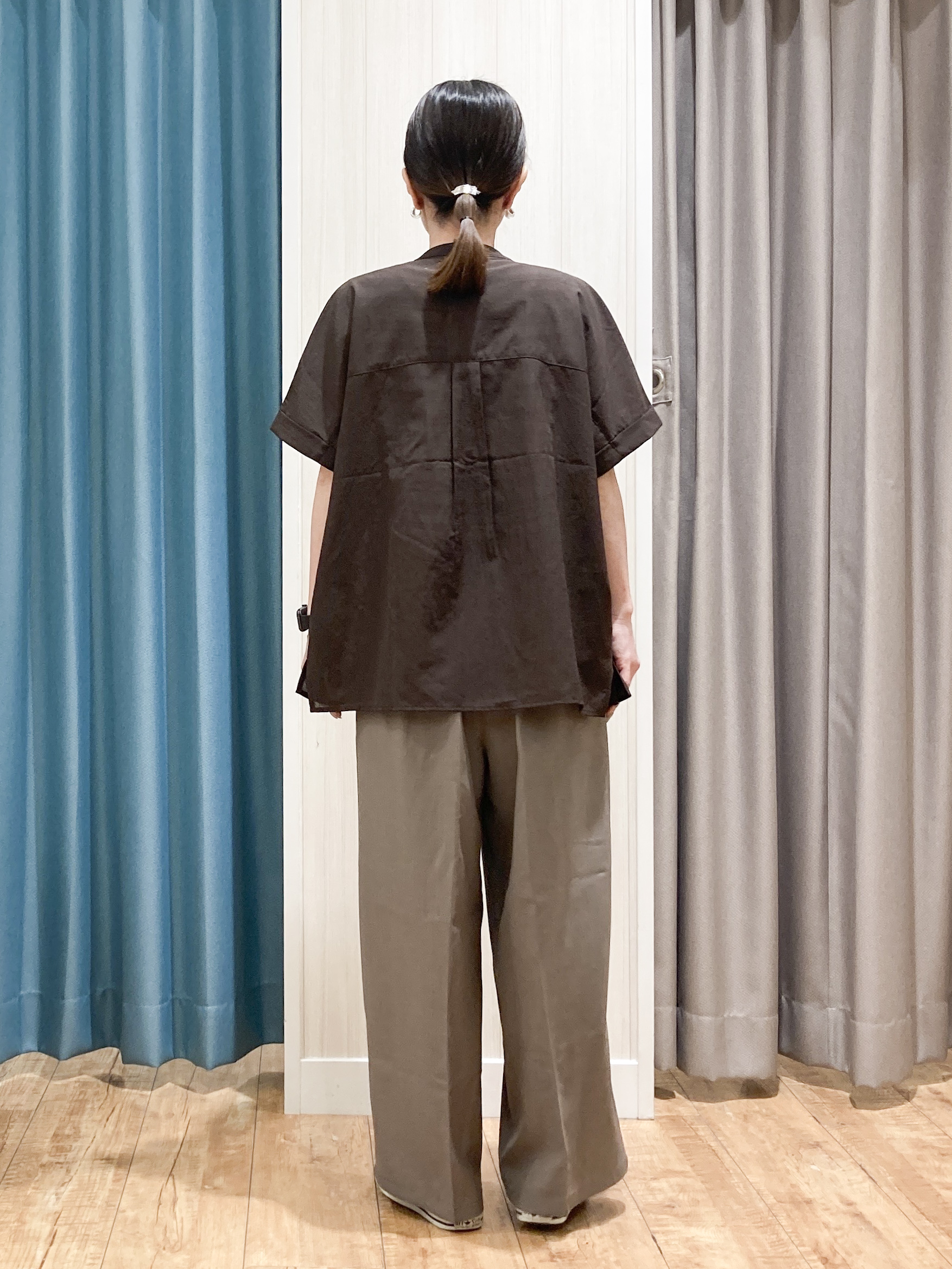 thさんの「SHOO･LA･RUE｜【通気性〇/UV/S-LL】風が通り抜ける 半袖バンドカラーシアーシャツ」を使ったコーディネート