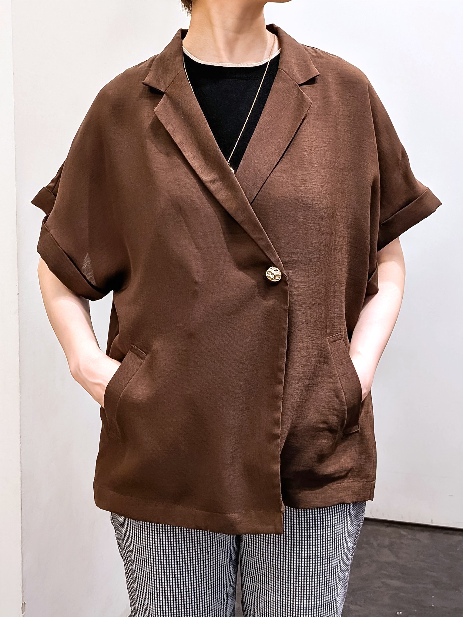 やまちゃんさんの「grove｜【洗濯機OK/SETUP可】シワになりにくいハーフスリーブジャケット」を使ったコーディネート