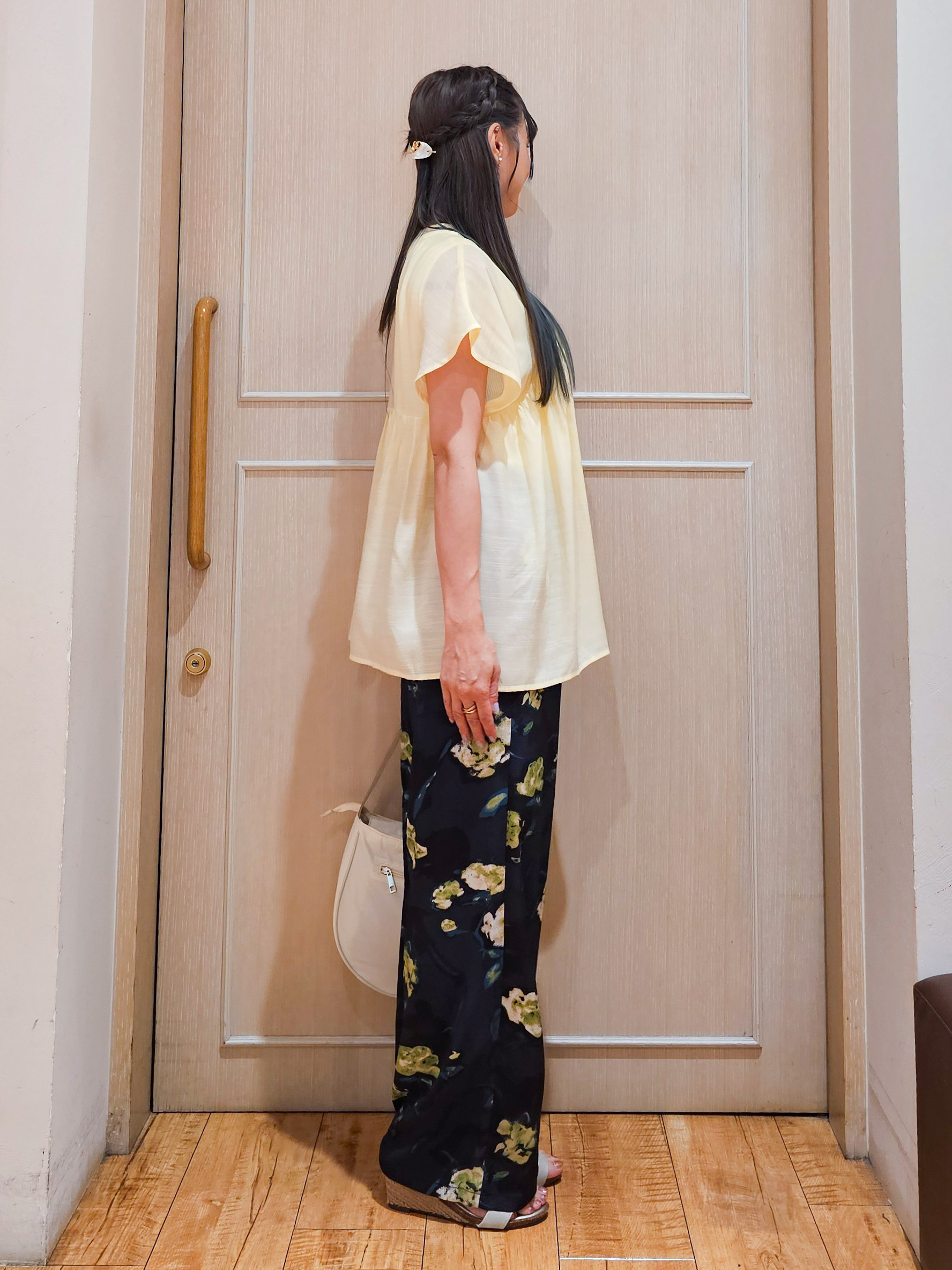 ゆゆさんの「SHOO･LA･RUE｜【S-LL/洗濯機可/UV/体型カバー】インせず着られる Vネックギャザーブラウス」を使ったコーディネート