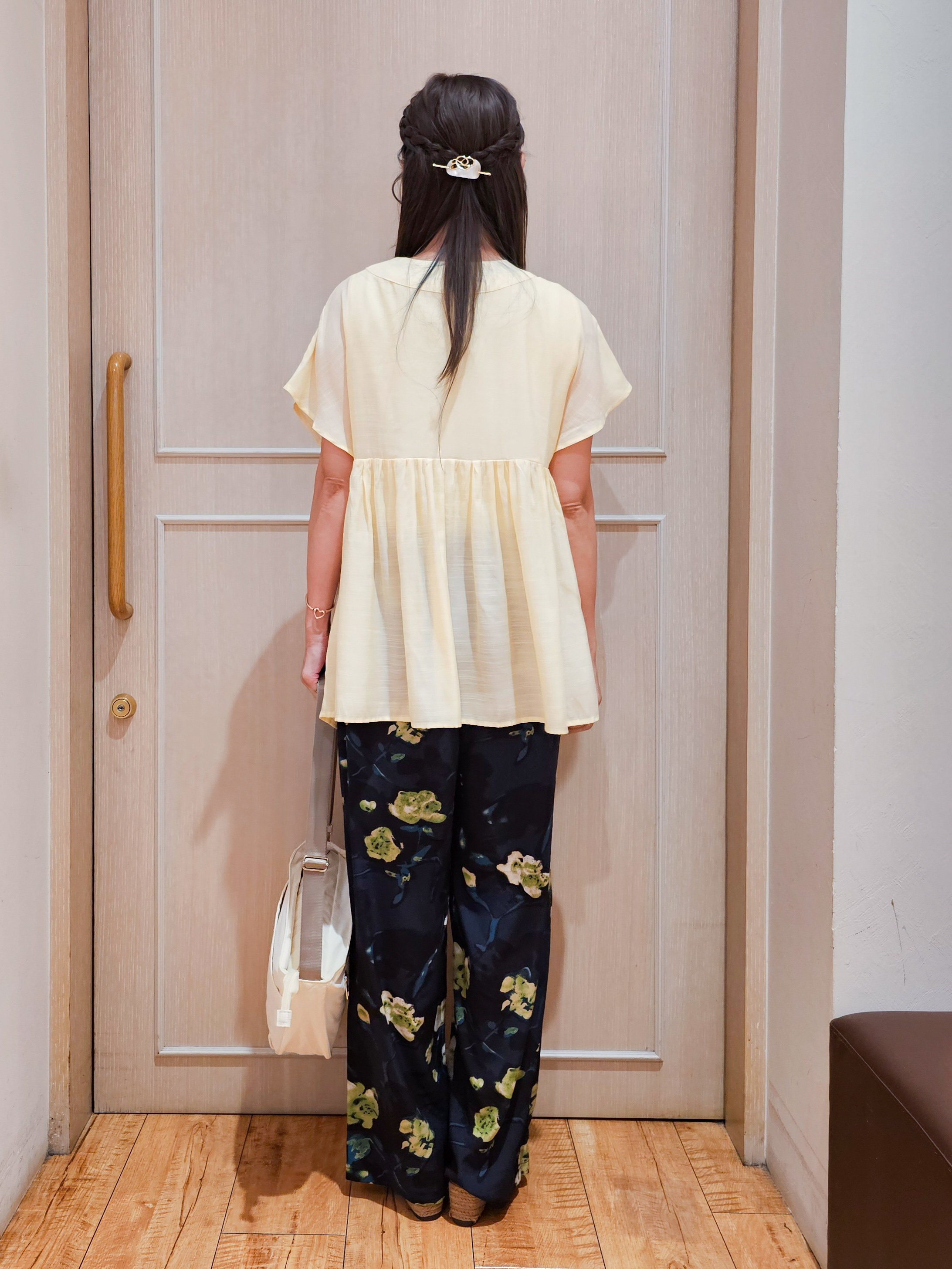 ゆゆさんの「SHOO･LA･RUE｜【S-LL/洗濯機可/UV/体型カバー】インせず着られる Vネックギャザーブラウス」を使ったコーディネート