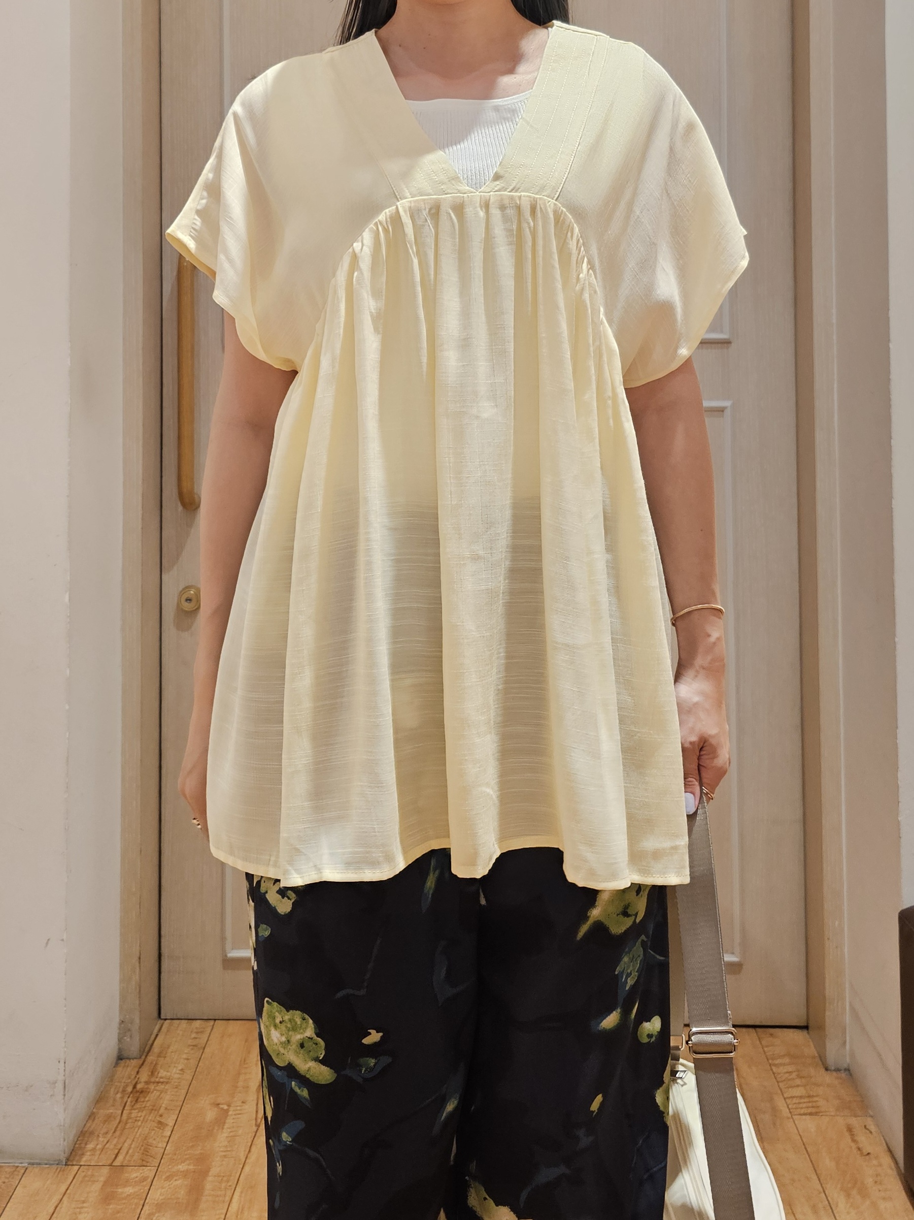 ゆゆさんの「SHOO･LA･RUE｜【S-LL/洗濯機可/UV/体型カバー】インせず着られる Vネックギャザーブラウス」を使ったコーディネート