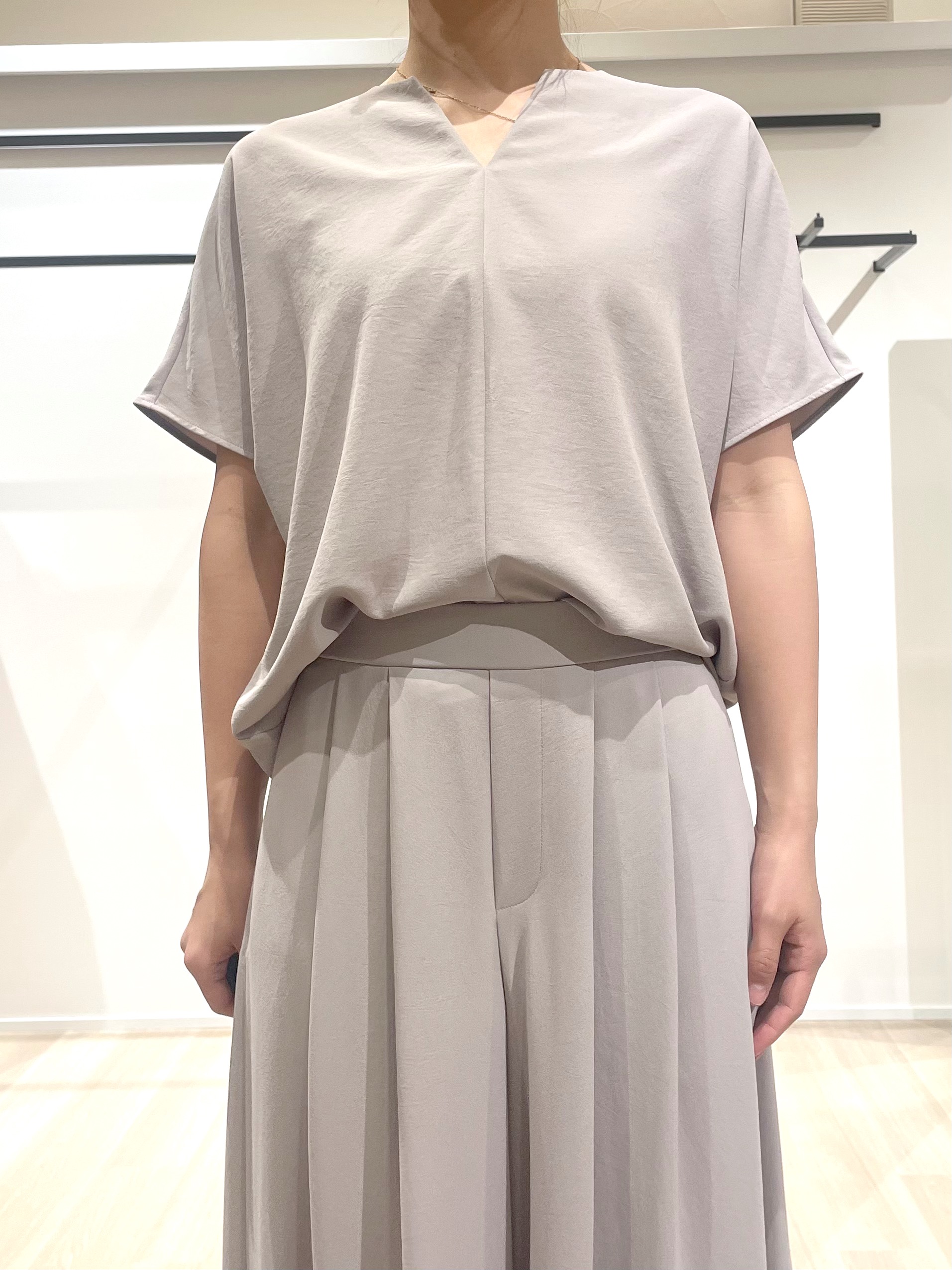 A.Nさんの「UNTITLED｜【UV/接触冷感/セットアップ可】リラクシーキーVネックブラウス」を使ったコーディネート