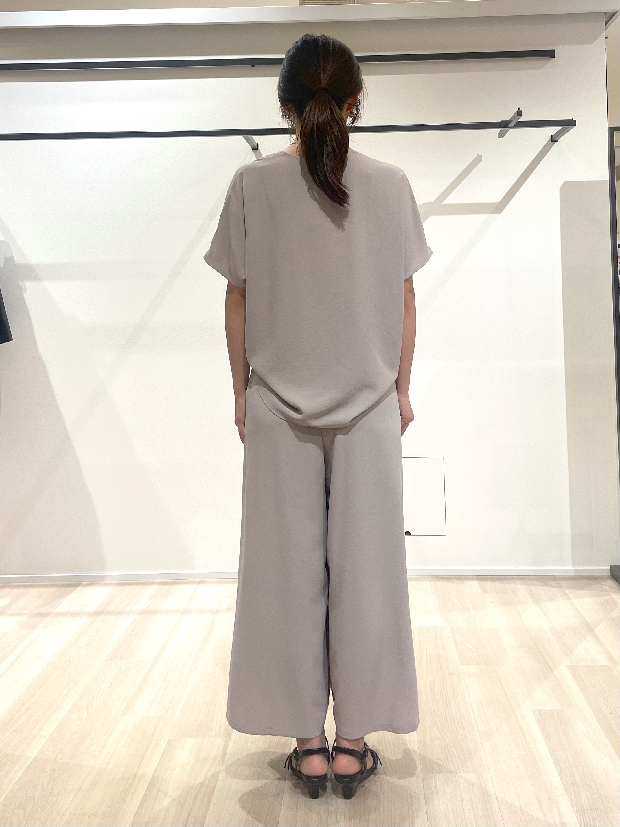 A.Nさんの「UNTITLED｜【UV/接触冷感/セットアップ可】リラクシーキーVネックブラウス」を使ったコーディネート
