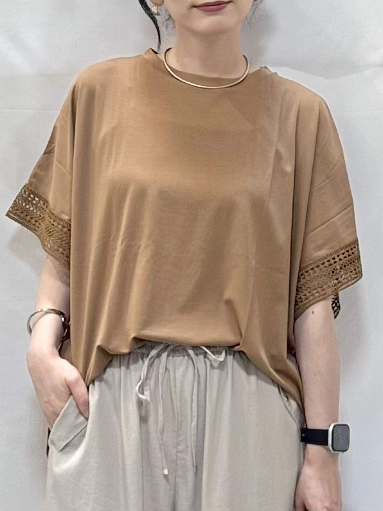 𝐇𝐢𝐫𝐨𝐦𝐢さんの「SHOO･LA･RUE｜【UV/洗濯機可/体型カバー】ヒップ周りが隠せる お袖レースTシャツ」を使ったコーディネート