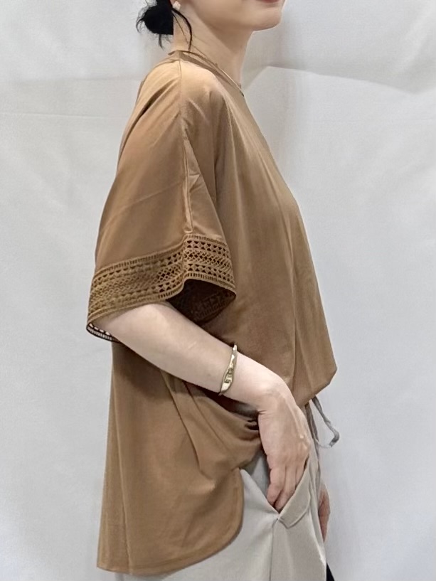 𝐇𝐢𝐫𝐨𝐦𝐢さんの「SHOO･LA･RUE｜【UV/洗濯機可/体型カバー】ヒップ周りが隠せる お袖レースTシャツ」を使ったコーディネート