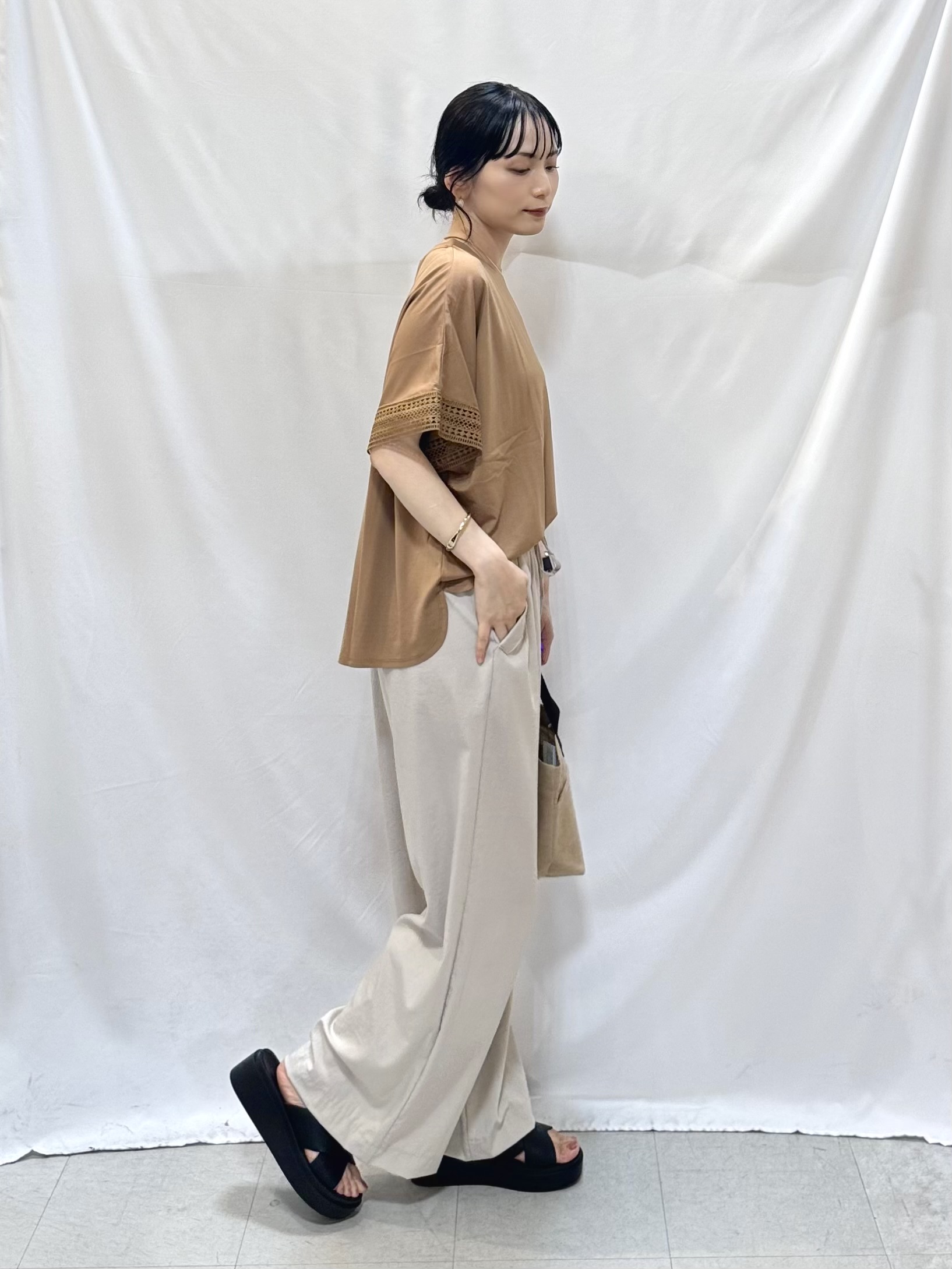 𝐇𝐢𝐫𝐨𝐦𝐢さんの「SHOO･LA･RUE｜【UV/洗濯機可/体型カバー】ヒップ周りが隠せる お袖レースTシャツ」を使ったコーディネート