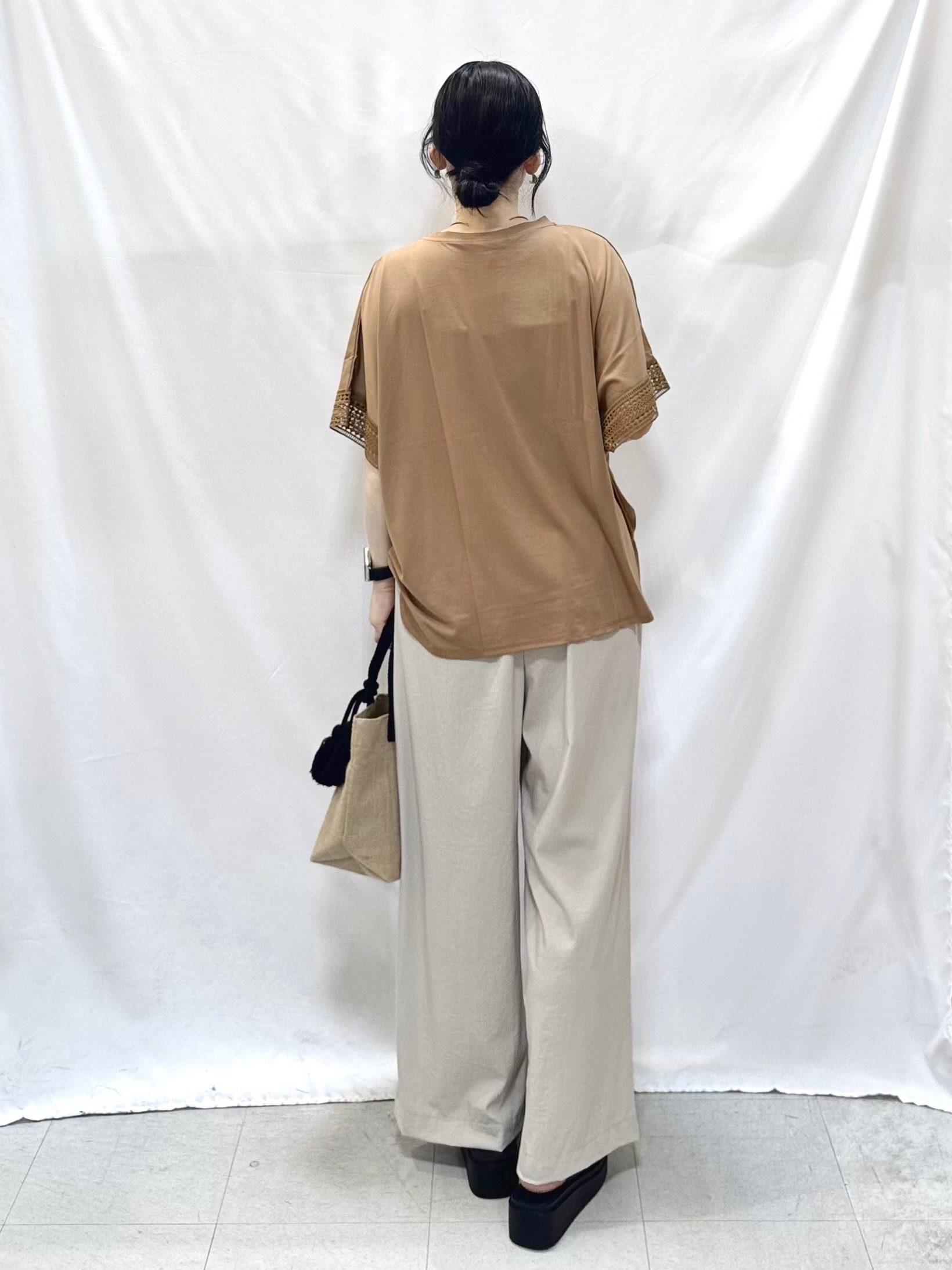 𝐇𝐢𝐫𝐨𝐦𝐢さんの「SHOO･LA･RUE｜【UV/洗濯機可/体型カバー】ヒップ周りが隠せる お袖レースTシャツ」を使ったコーディネート