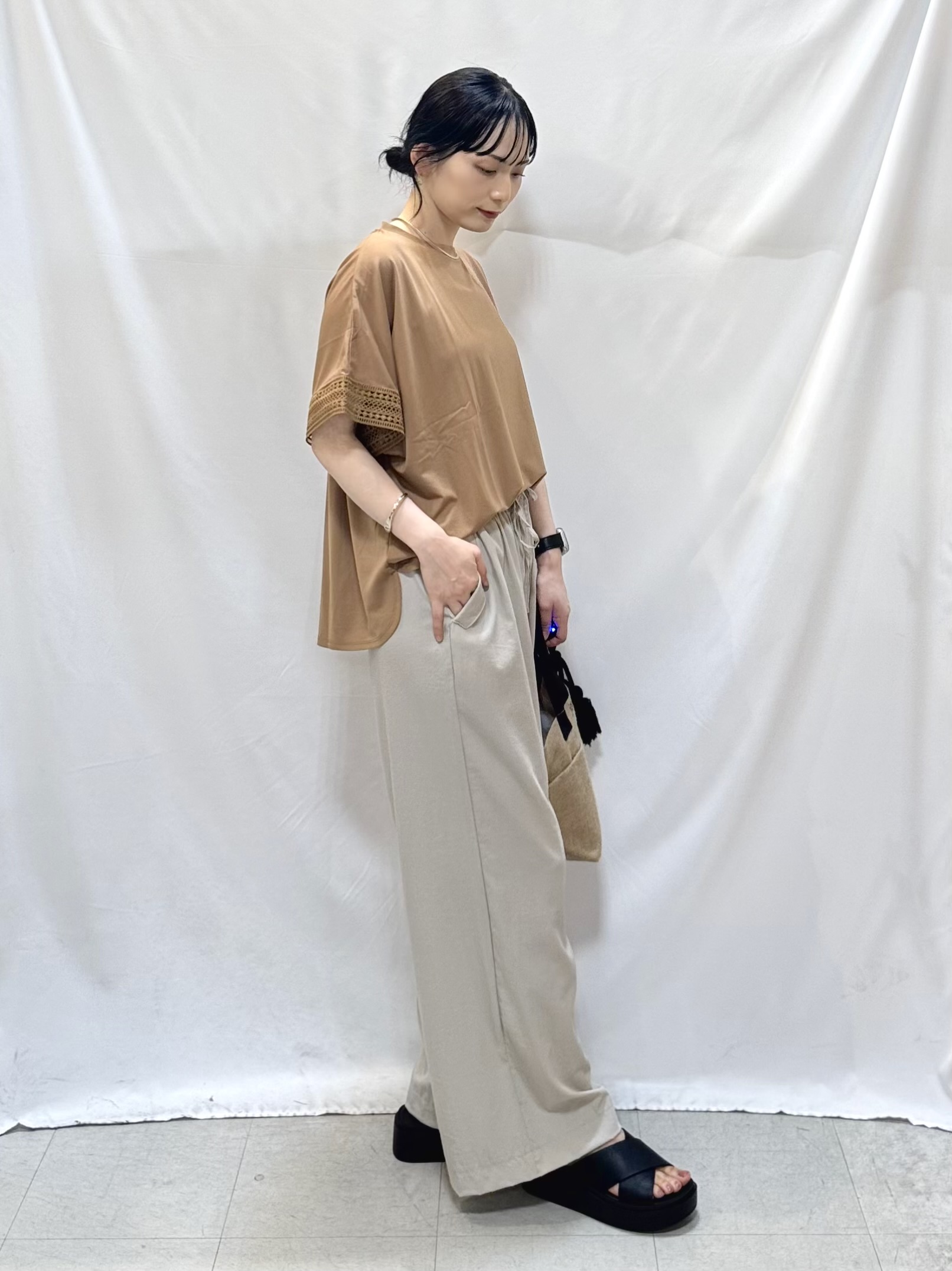 𝐇𝐢𝐫𝐨𝐦𝐢さんの「SHOO･LA･RUE｜【UV/洗濯機可/体型カバー】ヒップ周りが隠せる お袖レースTシャツ」を使ったコーディネート