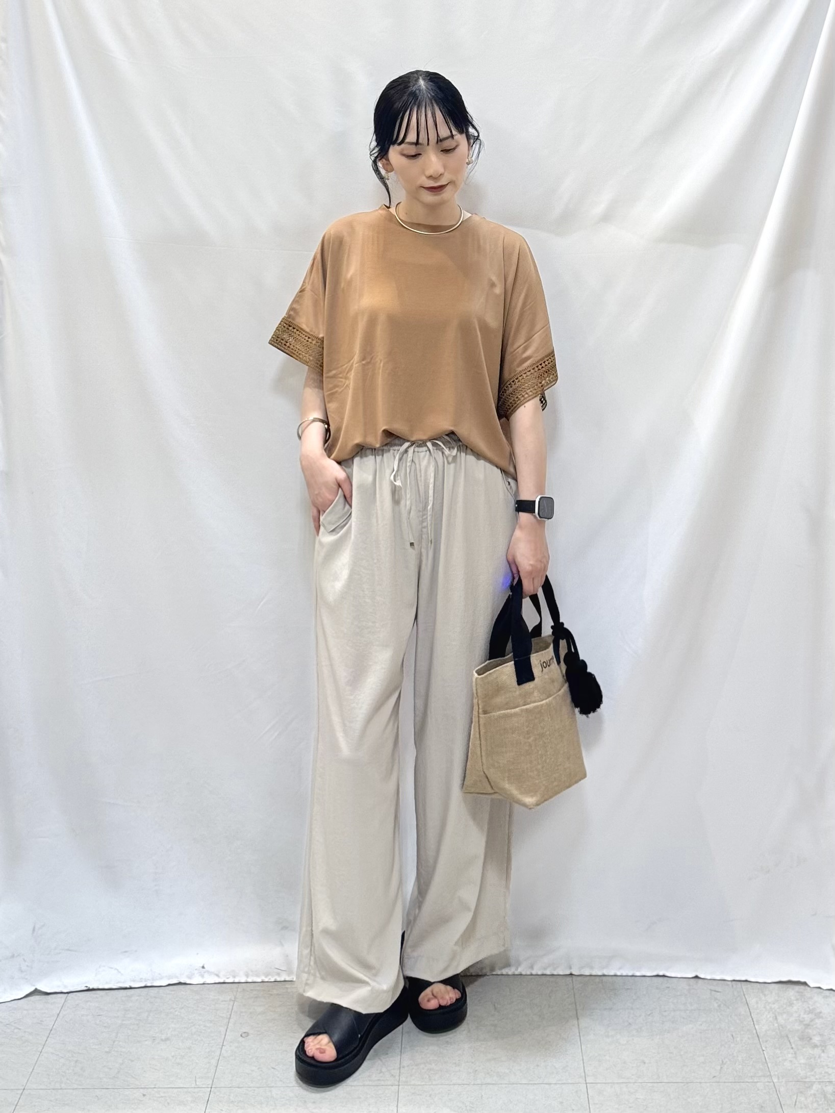 𝐇𝐢𝐫𝐨𝐦𝐢さんの「SHOO･LA･RUE｜【UV/洗濯機可/体型カバー】ヒップ周りが隠せる お袖レースTシャツ」を使ったコーディネート