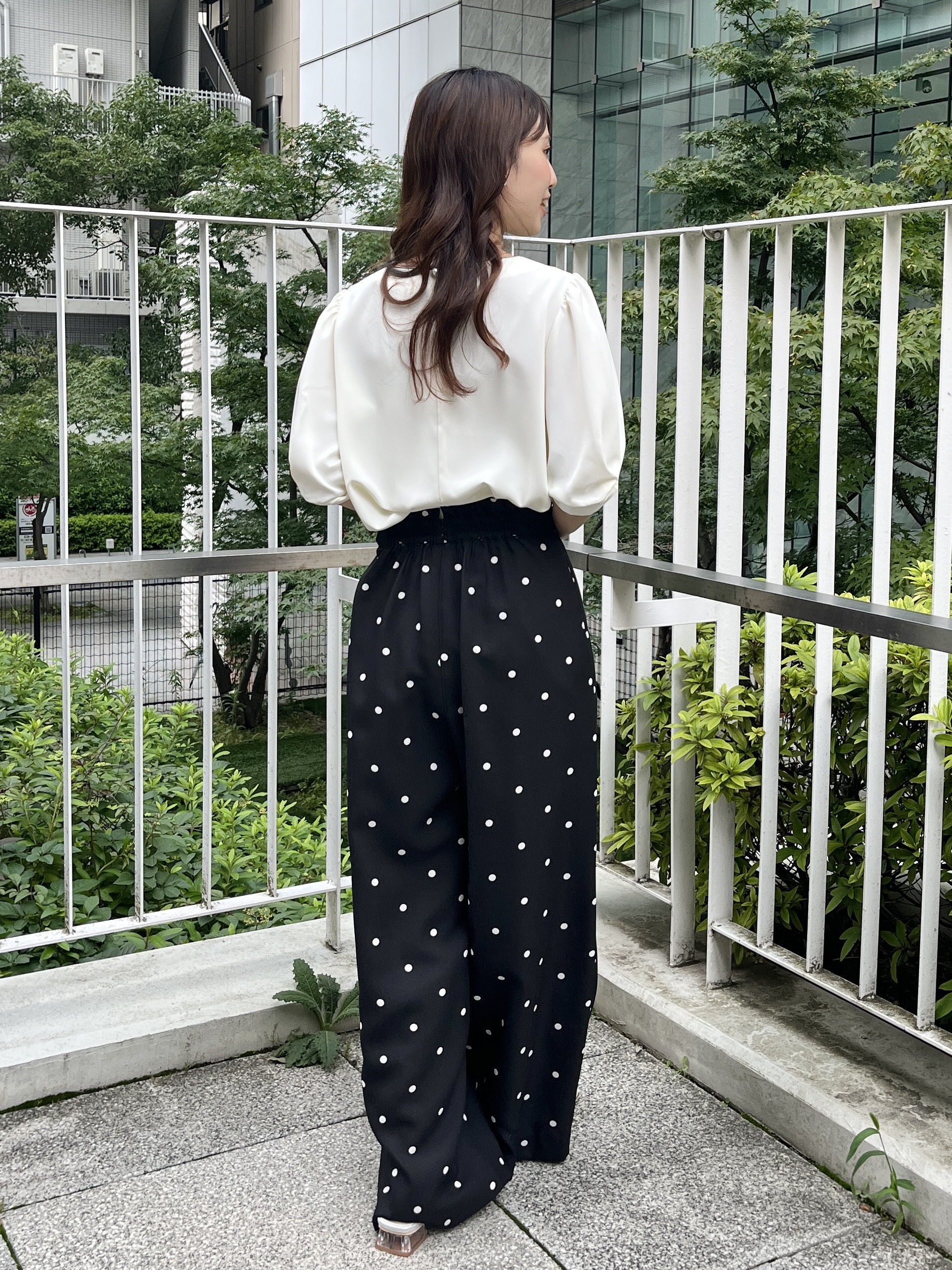 はばさんの「Couture brooch｜【洗える】袖リボンデザイン ハートネック ブラウス」を使ったコーディネート