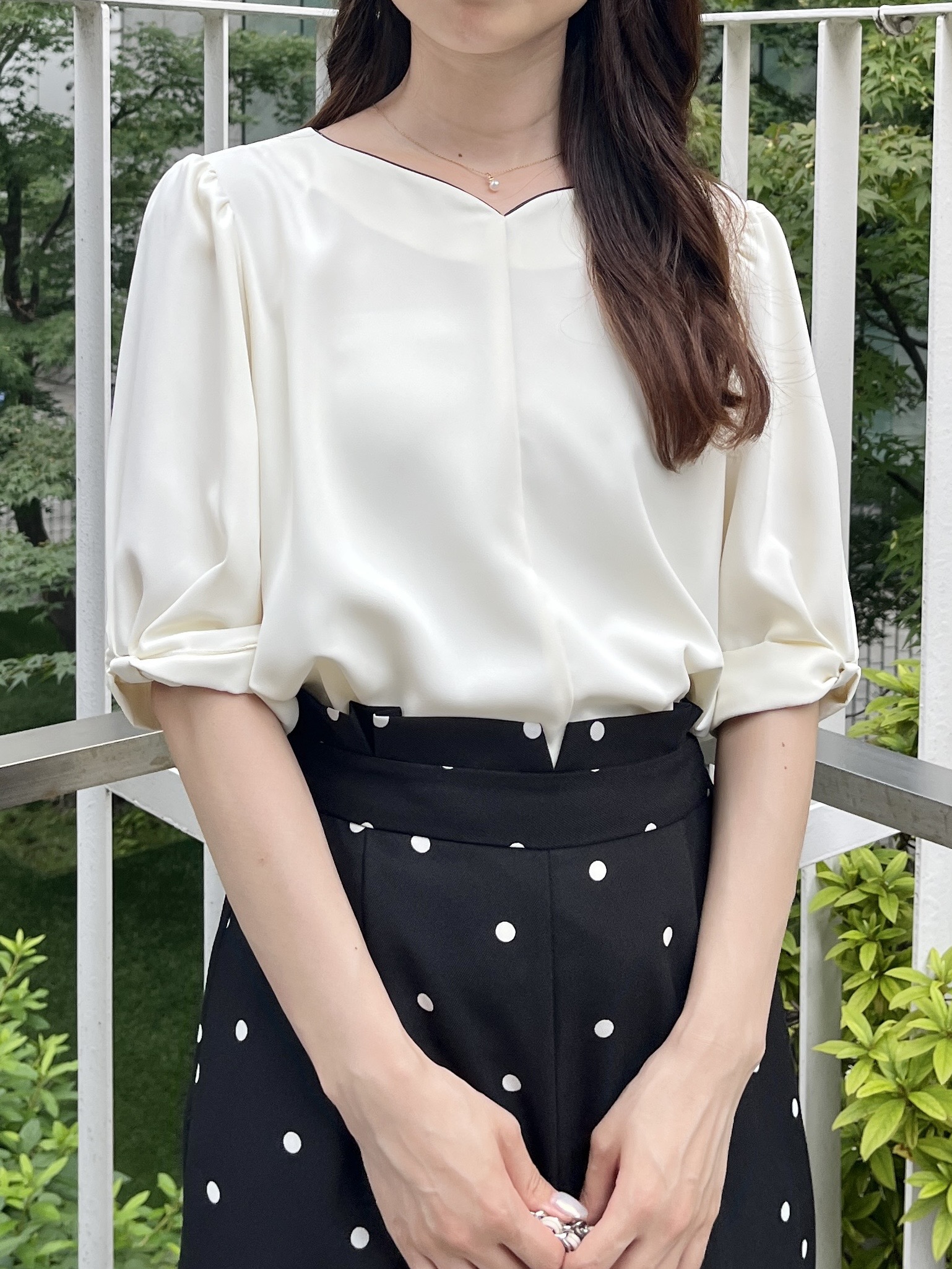 はばさんの「Couture brooch｜【洗える】袖リボンデザイン ハートネック ブラウス」を使ったコーディネート