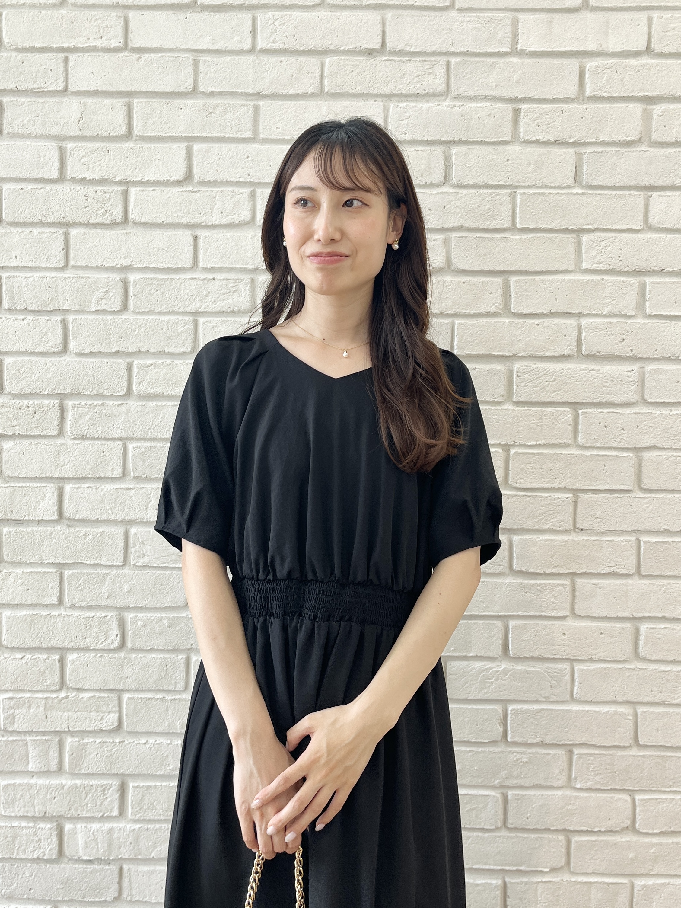 はばさんの「Couture brooch｜【体型カバー・洗濯機可】ウエストシャーリング Vネックワンピース」を使ったコーディネート