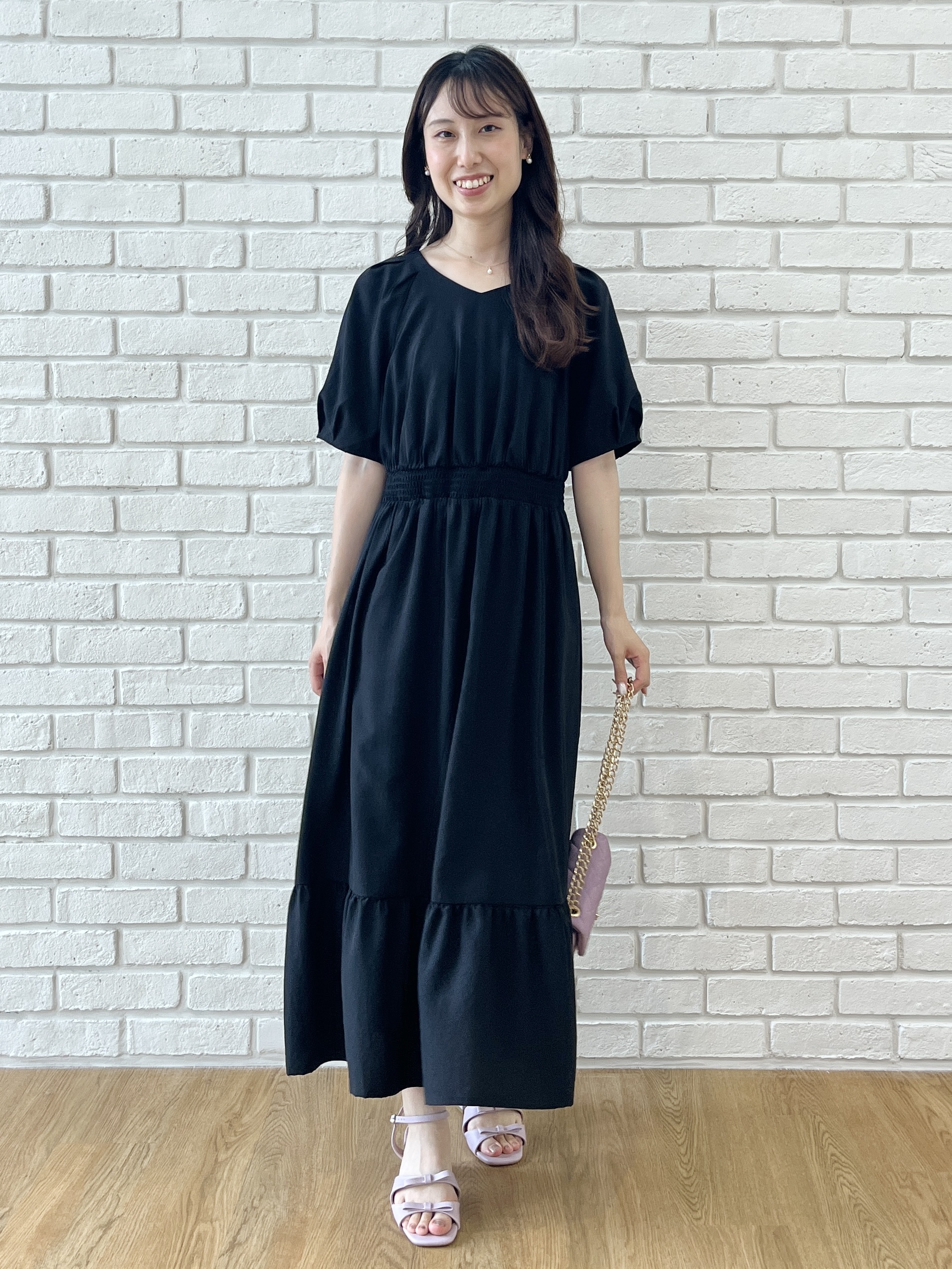 はばさんの「Couture brooch｜【体型カバー・洗濯機可】ウエストシャーリング Vネックワンピース」を使ったコーディネート