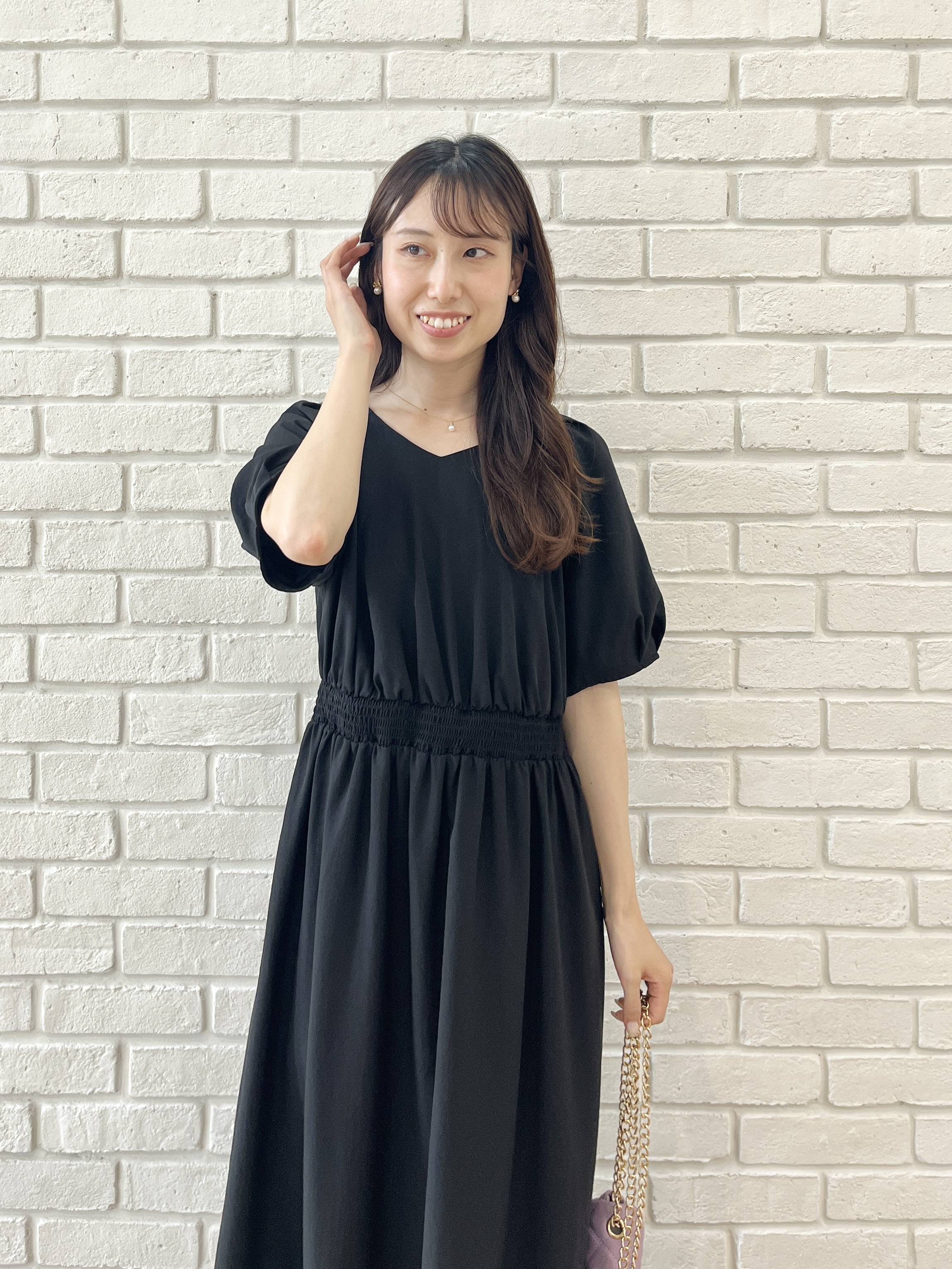 はばさんの「Couture brooch｜【体型カバー・洗濯機可】ウエストシャーリング Vネックワンピース」を使ったコーディネート