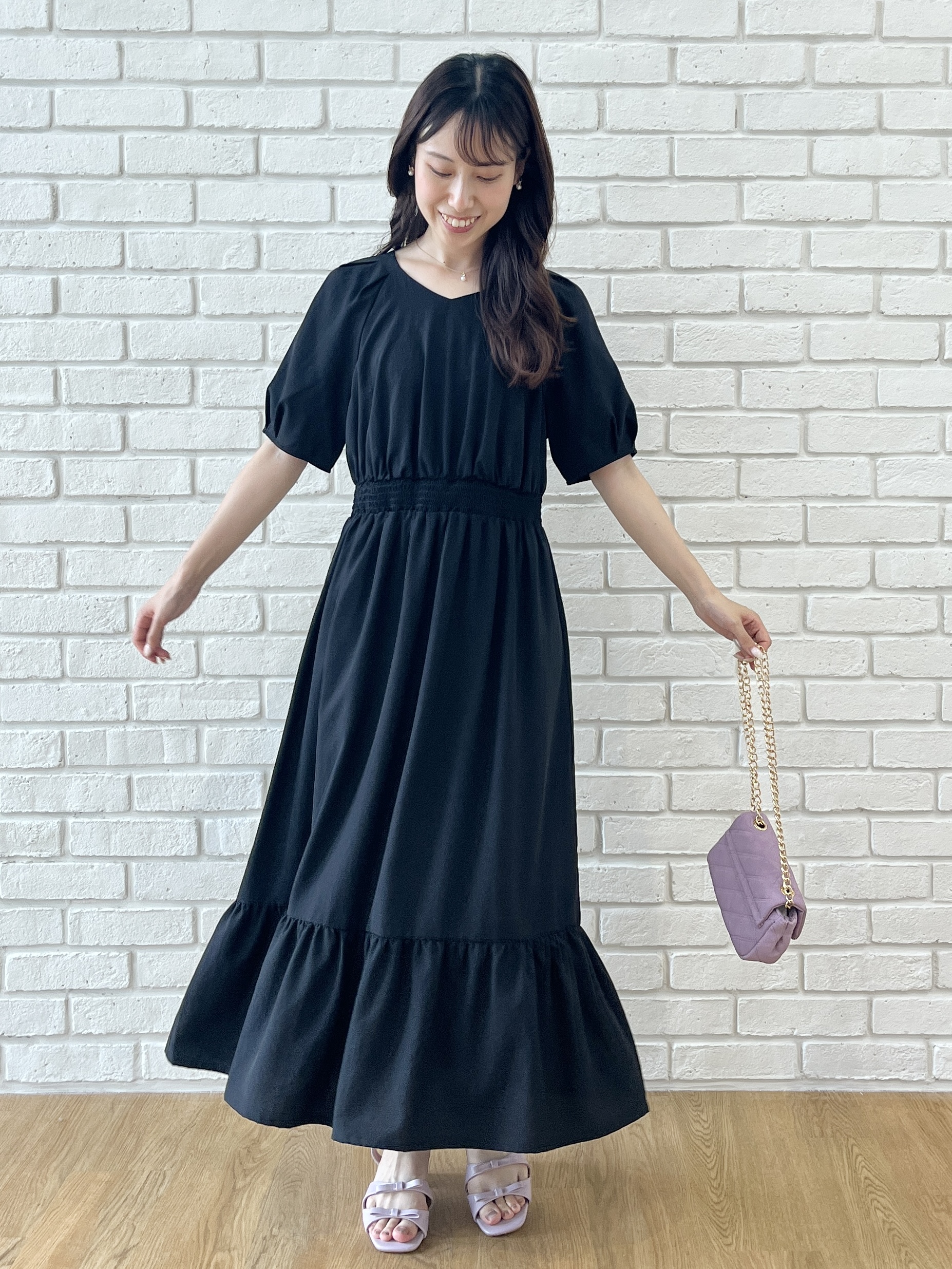はばさんの「Couture brooch｜【体型カバー・洗濯機可】ウエストシャーリング Vネックワンピース」を使ったコーディネート