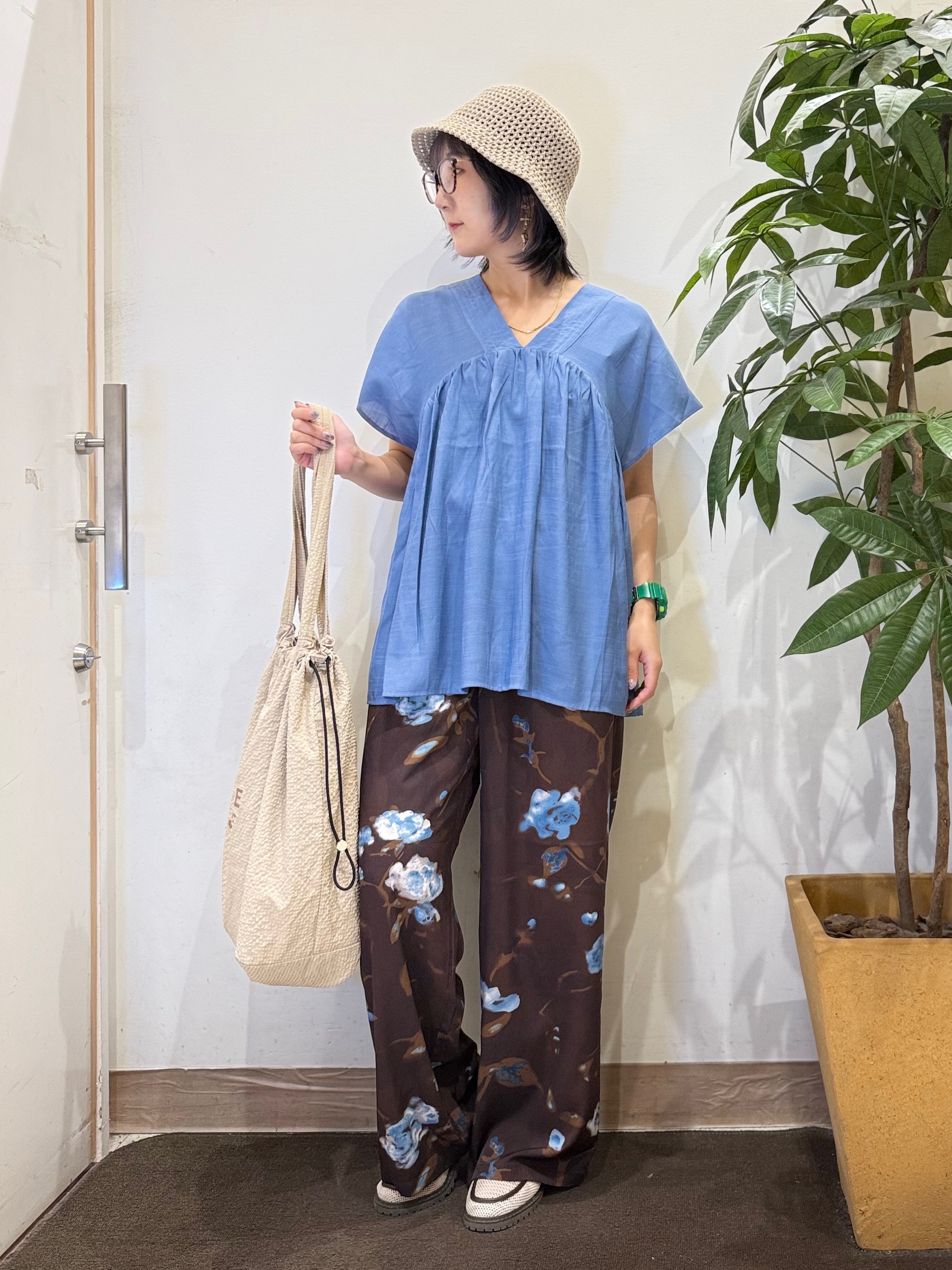 misakiさんの「SHOO･LA･RUE｜【S-LL/洗濯機可/UV/体型カバー】インせず着られる Vネックギャザーブラウス」を使ったコーディネート