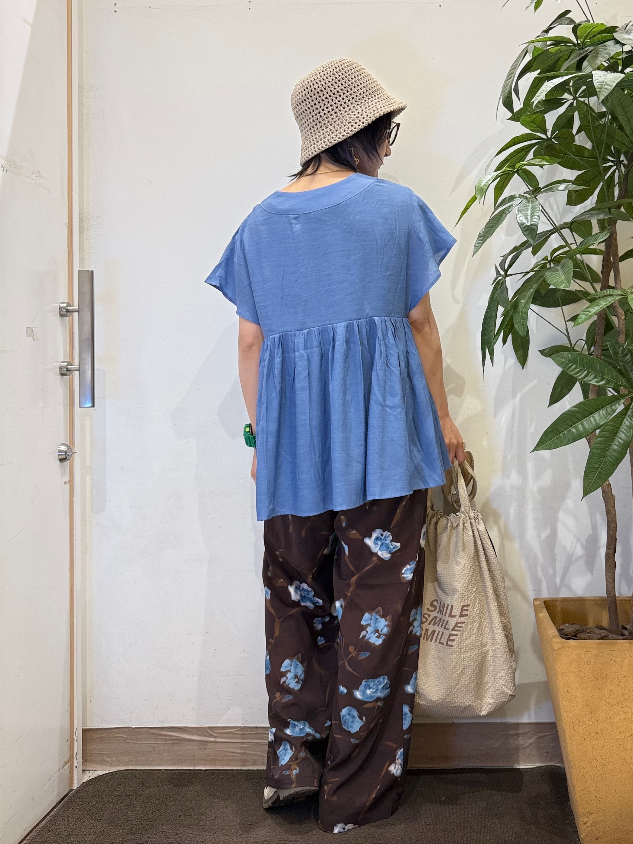 misakiさんの「SHOO･LA･RUE｜【S-LL/洗濯機可/UV/体型カバー】インせず着られる Vネックギャザーブラウス」を使ったコーディネート