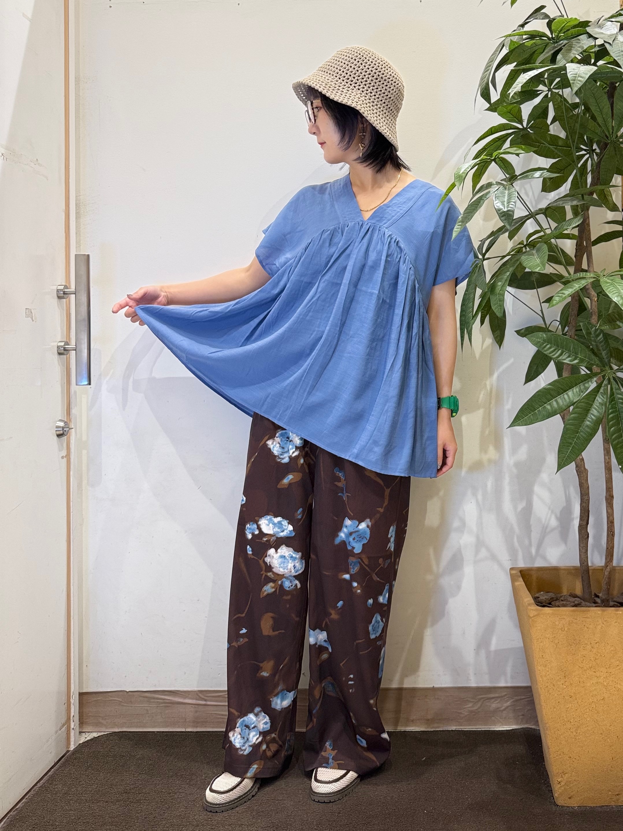 misakiさんの「SHOO･LA･RUE｜【S-LL/洗濯機可/UV/体型カバー】インせず着られる Vネックギャザーブラウス」を使ったコーディネート