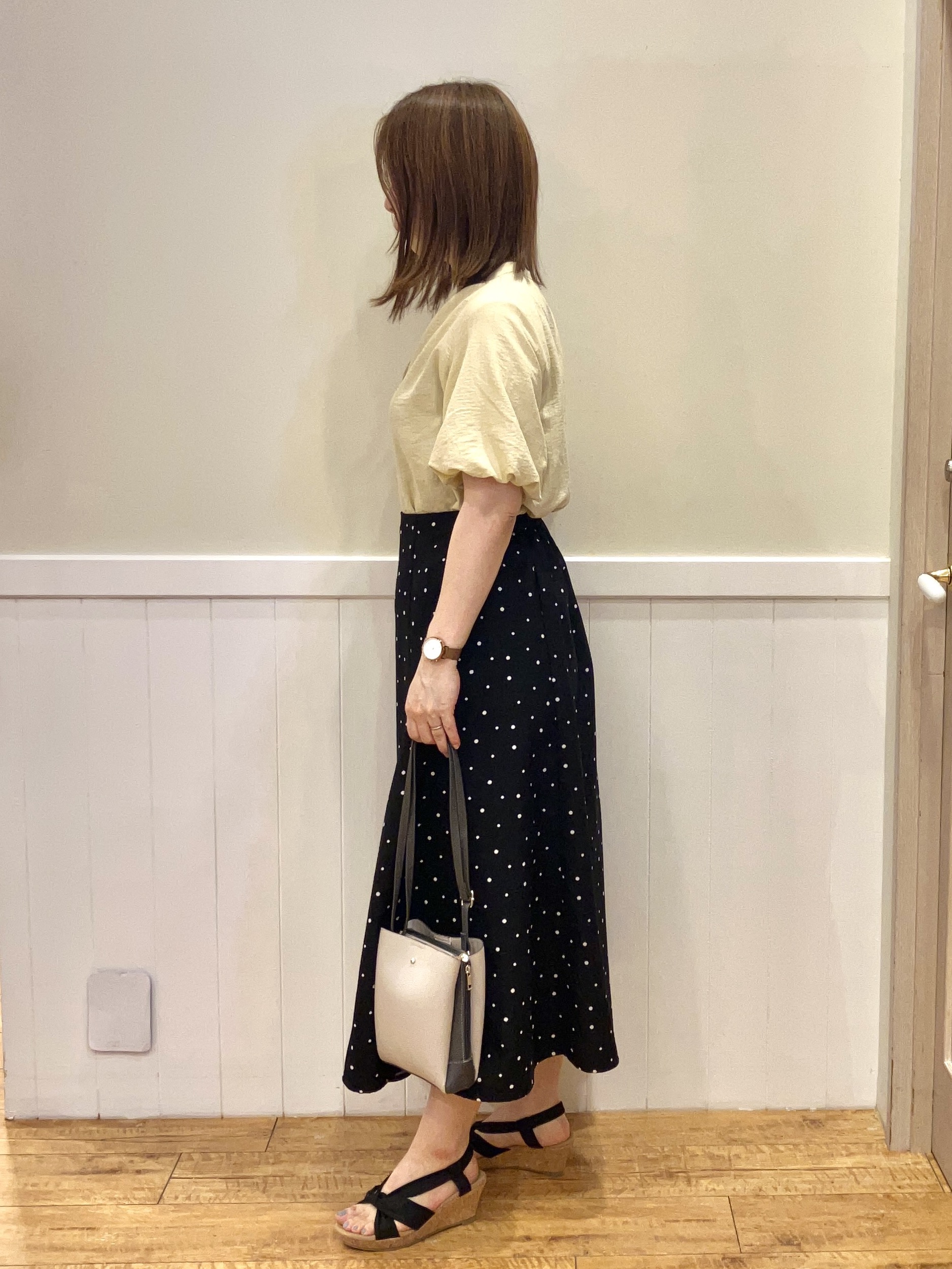 FUJIさんの「SHOO･LA･RUE｜【洗濯機可】バルーンスリーブで二の腕カバー キーネック5分袖ブラウス」を使ったコーディネート