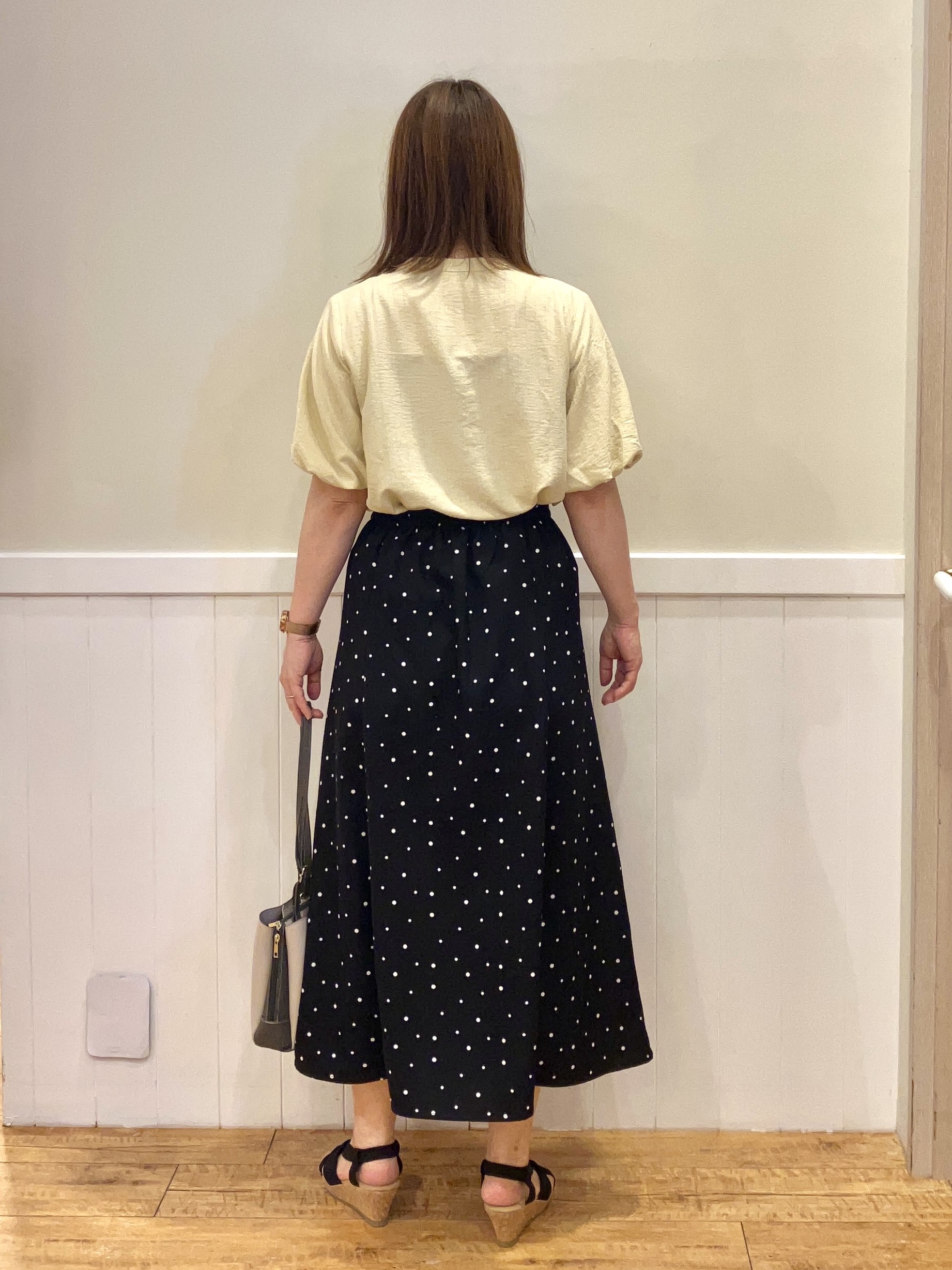 FUJIさんの「SHOO･LA･RUE｜【洗濯機可】バルーンスリーブで二の腕カバー キーネック5分袖ブラウス」を使ったコーディネート