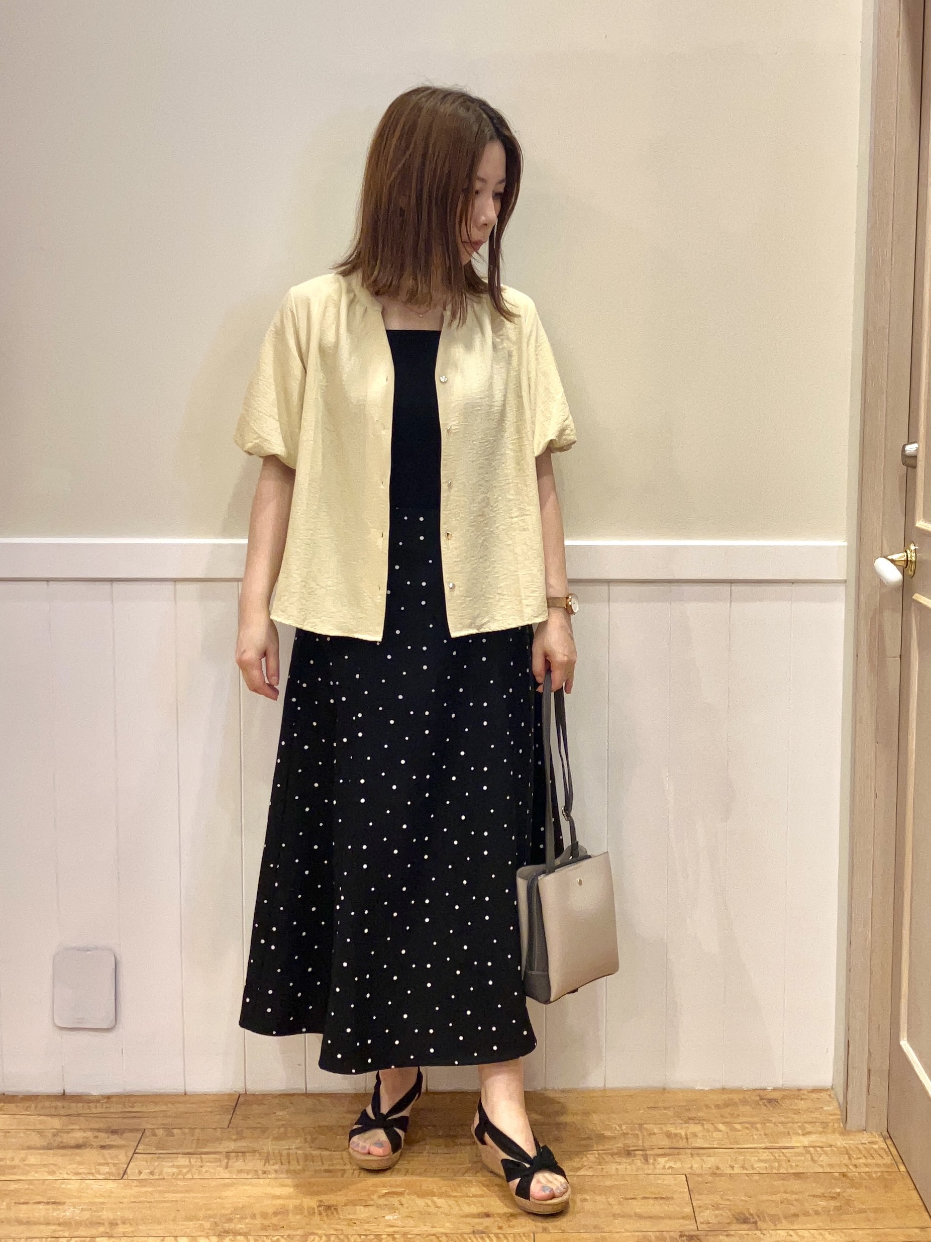 FUJIさんの「SHOO･LA･RUE｜【洗濯機可】バルーンスリーブで二の腕カバー キーネック5分袖ブラウス」を使ったコーディネート