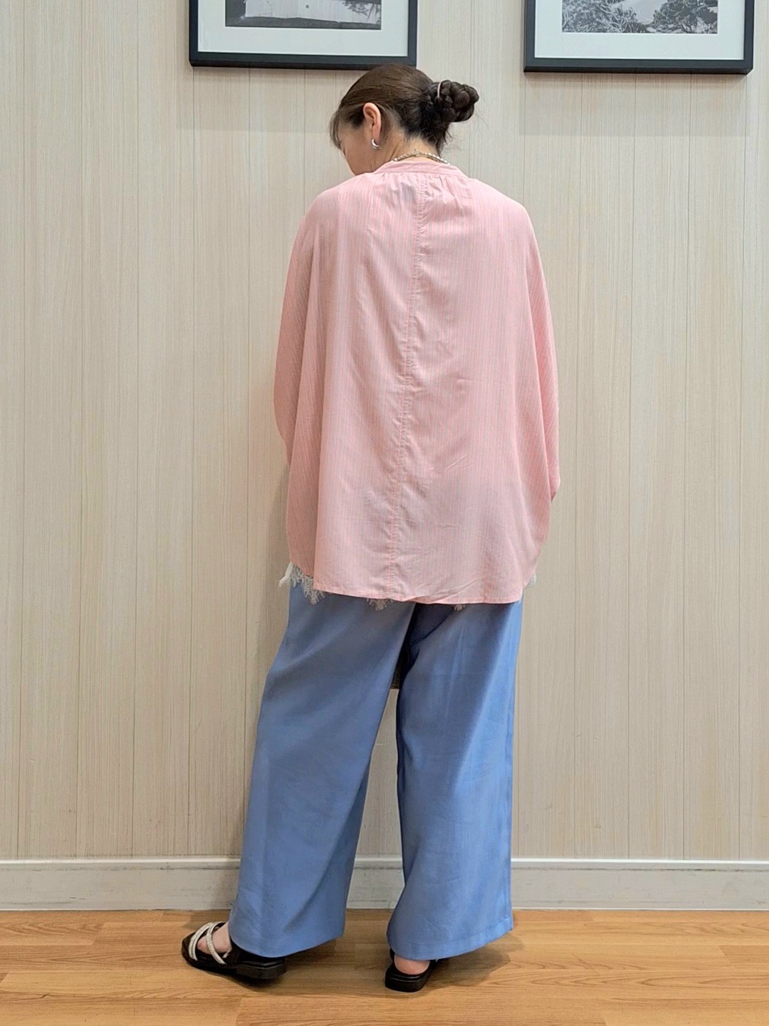 Saoさんの「SHOO･LA･RUE｜【洗濯機可/体型カバー】二の腕隠れる ゆるっとドルマンバンドカラーシャツ」を使ったコーディネート